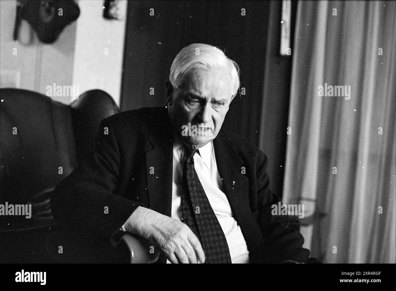 Pastor Voets, Alphen aan de Rijn, Église catholique romaine, Alphen aan den Rijn, 10-01-1990, Whizgle Dutch News : des images historiques sur mesure pour l'avenir. Explorez le passé néerlandais avec des perspectives modernes grâce à des images d'agences néerlandaises. Concilier les événements d'hier avec les perspectives de demain. Embarquez pour un voyage intemporel avec des histoires qui façonnent notre avenir. Banque D'Images