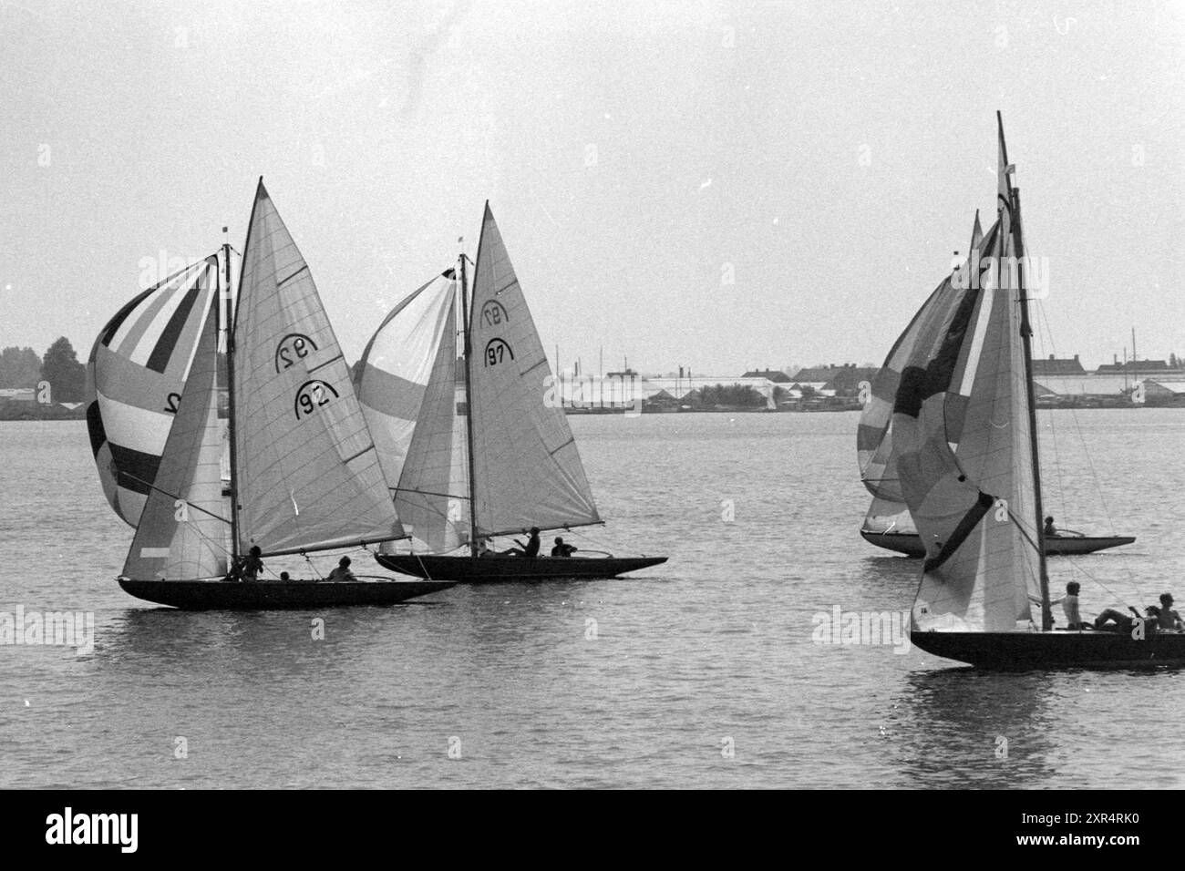 Voile : rainbow class Braasemermeer, voile, 05-07-1979, Whizgle Dutch News : images historiques sur mesure pour l'avenir. Explorez le passé néerlandais avec des perspectives modernes grâce à des images d'agences néerlandaises. Concilier les événements d'hier avec les perspectives de demain. Embarquez pour un voyage intemporel avec des histoires qui façonnent notre avenir. Banque D'Images