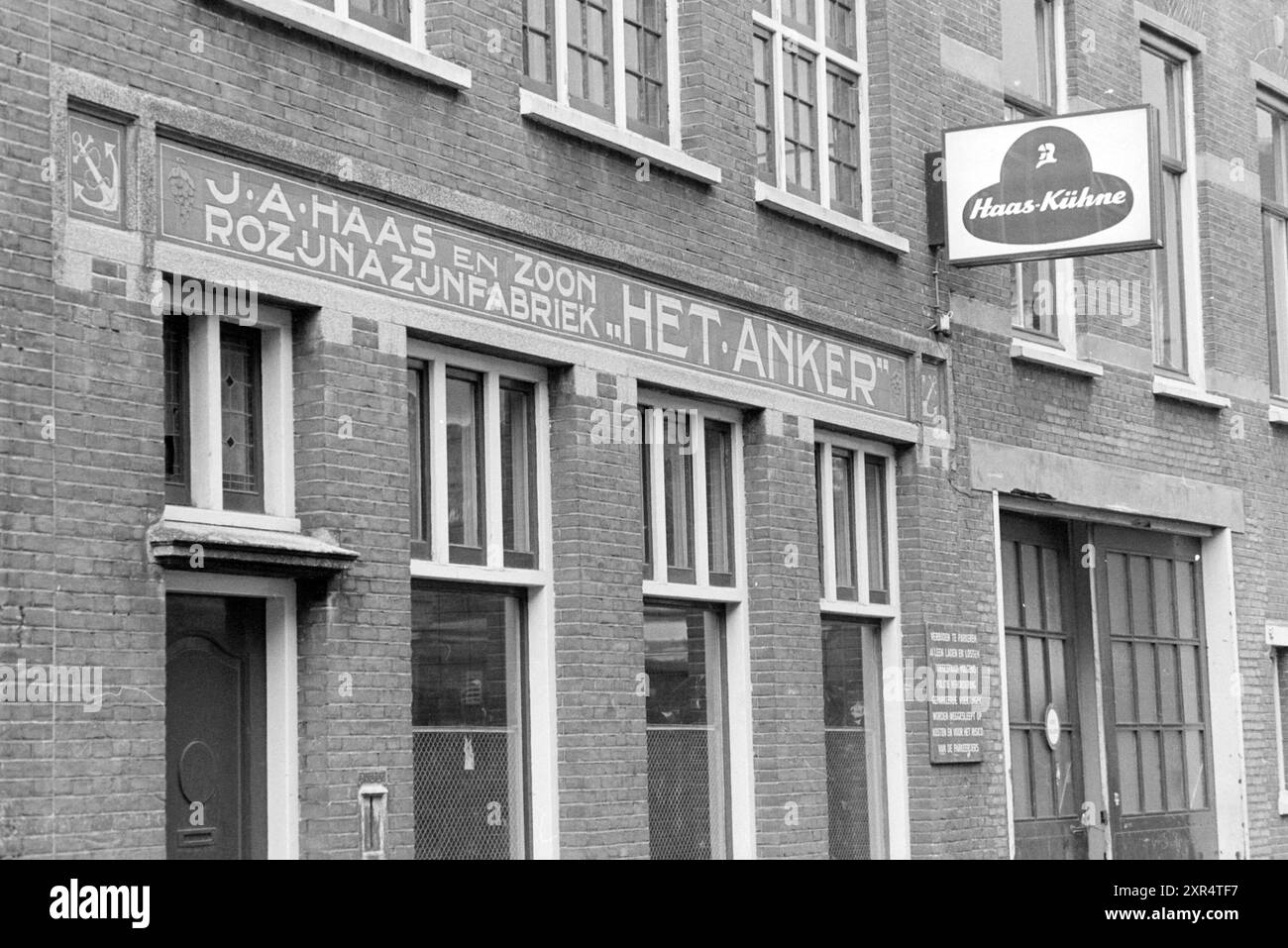 Texte publicitaire Haarlem : Company J.A. Haas and sons, usine de vinaigre de raisin Het Anker, Spaarnwouderstraat 16, Haarlem., Haarlem, Spaarnwouderstraat, pays-Bas, 10-07-1980, Whizgle Dutch News : des images historiques sur mesure pour l'avenir. Explorez le passé néerlandais avec des perspectives modernes grâce à des images d'agences néerlandaises. Concilier les événements d'hier avec les perspectives de demain. Embarquez pour un voyage intemporel avec des histoires qui façonnent notre avenir. Banque D'Images