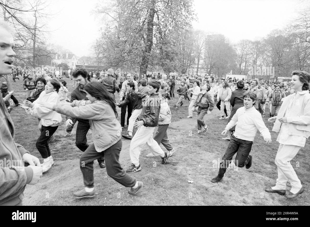 Food Dropping Haarlemmerhout, War Remains, 05-05-1985, Whizgle Dutch News : images historiques adaptées pour l'avenir. Explorez le passé néerlandais avec des perspectives modernes grâce à des images d'agences néerlandaises. Concilier les événements d'hier avec les perspectives de demain. Embarquez pour un voyage intemporel avec des histoires qui façonnent notre avenir. Banque D'Images