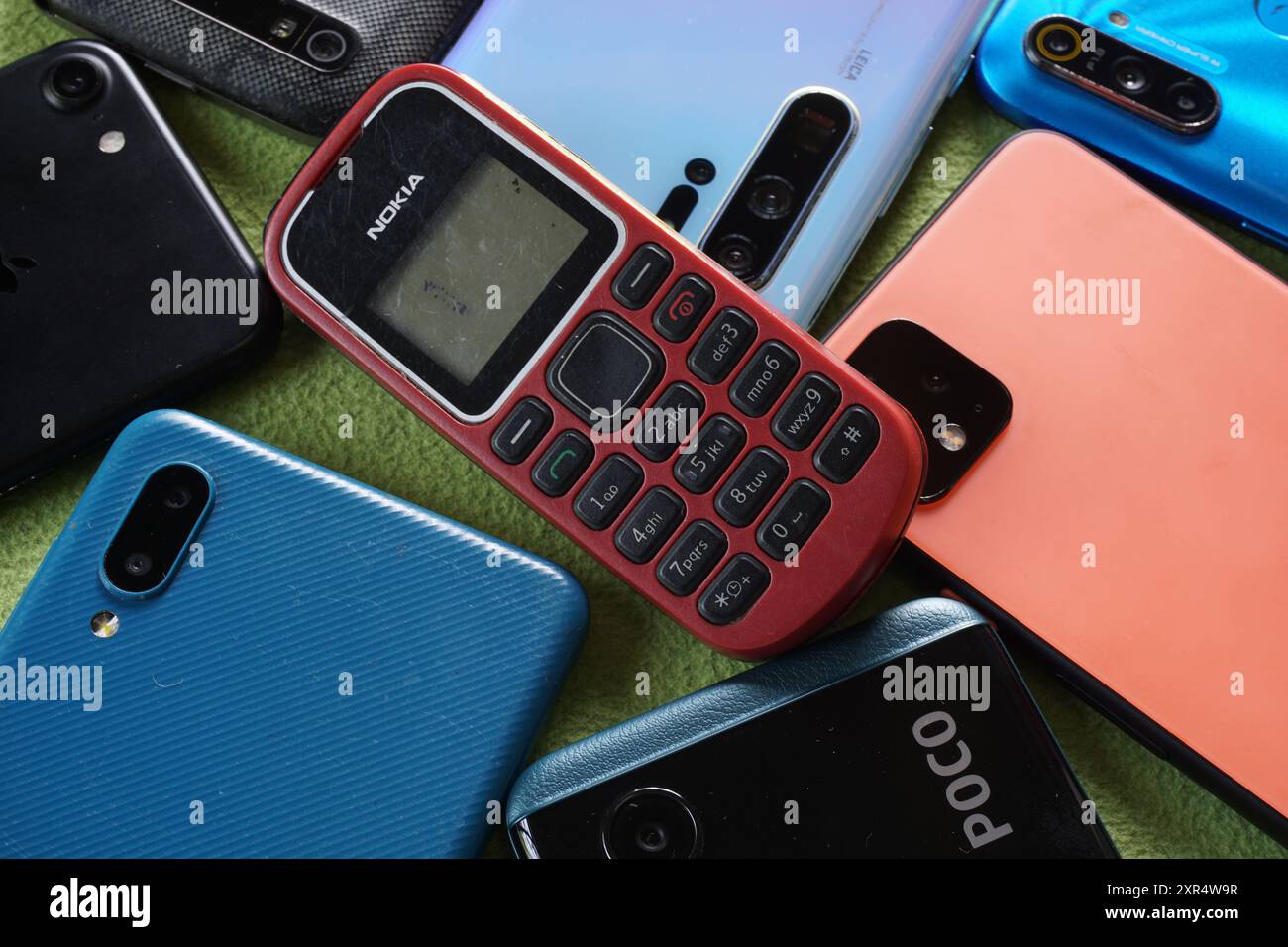 Terengganu, Malaisie - 24 août 2024 : gros plan de divers téléphones de marque comme huawei, google, iphone, realme, samsung et d'autres sur fond vert Banque D'Images