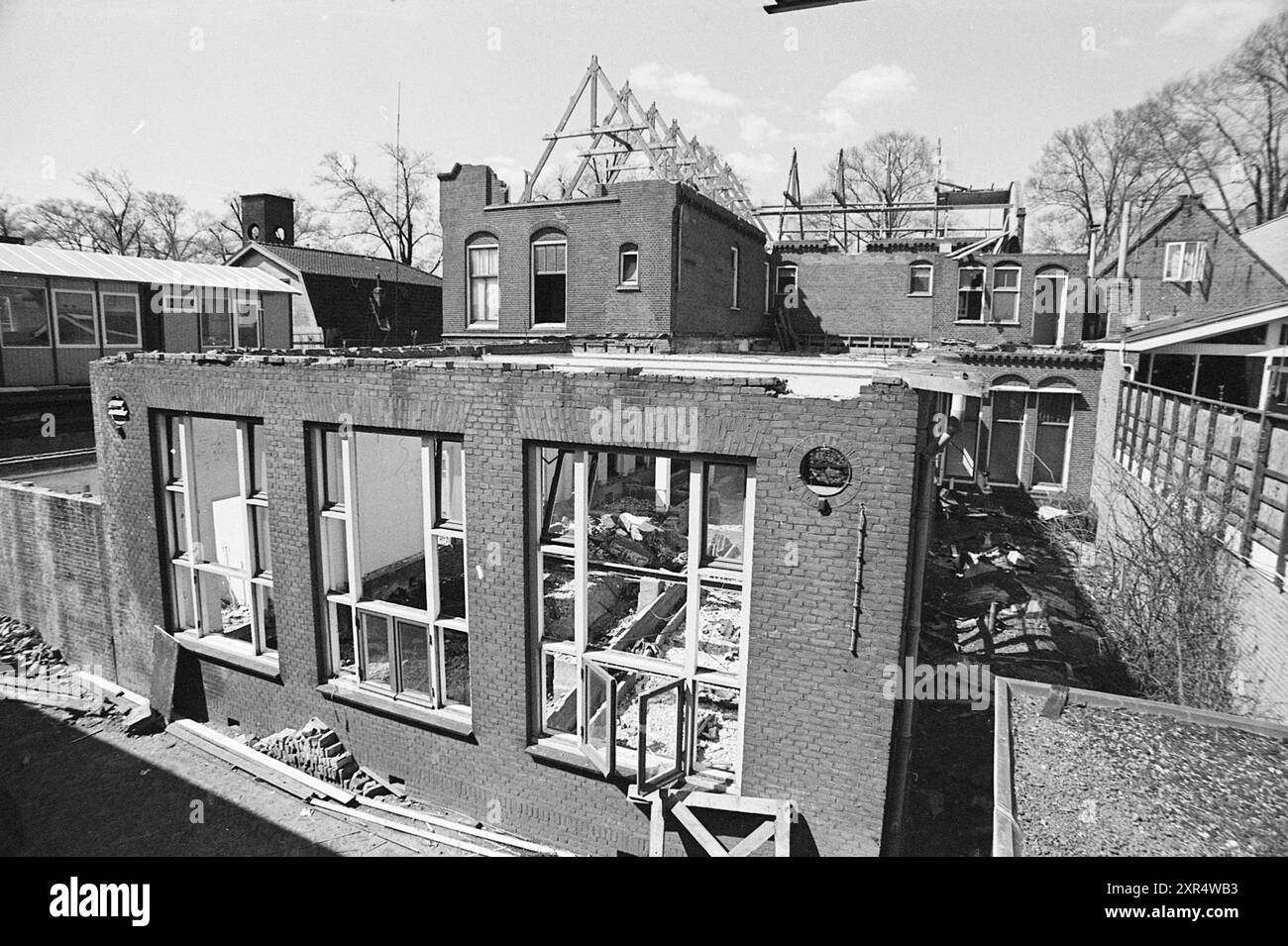 Démolition de divers bâtiments (écoles), 00-04-1972, Whizgle Dutch News : des images historiques sur mesure pour l'avenir. Explorez le passé néerlandais avec des perspectives modernes grâce à des images d'agences néerlandaises. Concilier les événements d'hier avec les perspectives de demain. Embarquez pour un voyage intemporel avec des histoires qui façonnent notre avenir. Banque D'Images