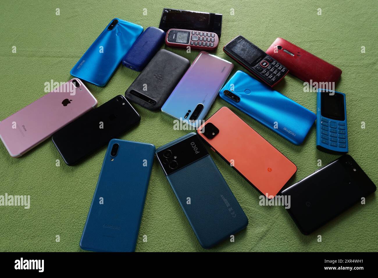 Terengganu, Malaisie - 24 août 2024 : gros plan de divers téléphones de marque comme huawei, google, iphone, realme, samsung et d'autres sur fond vert Banque D'Images