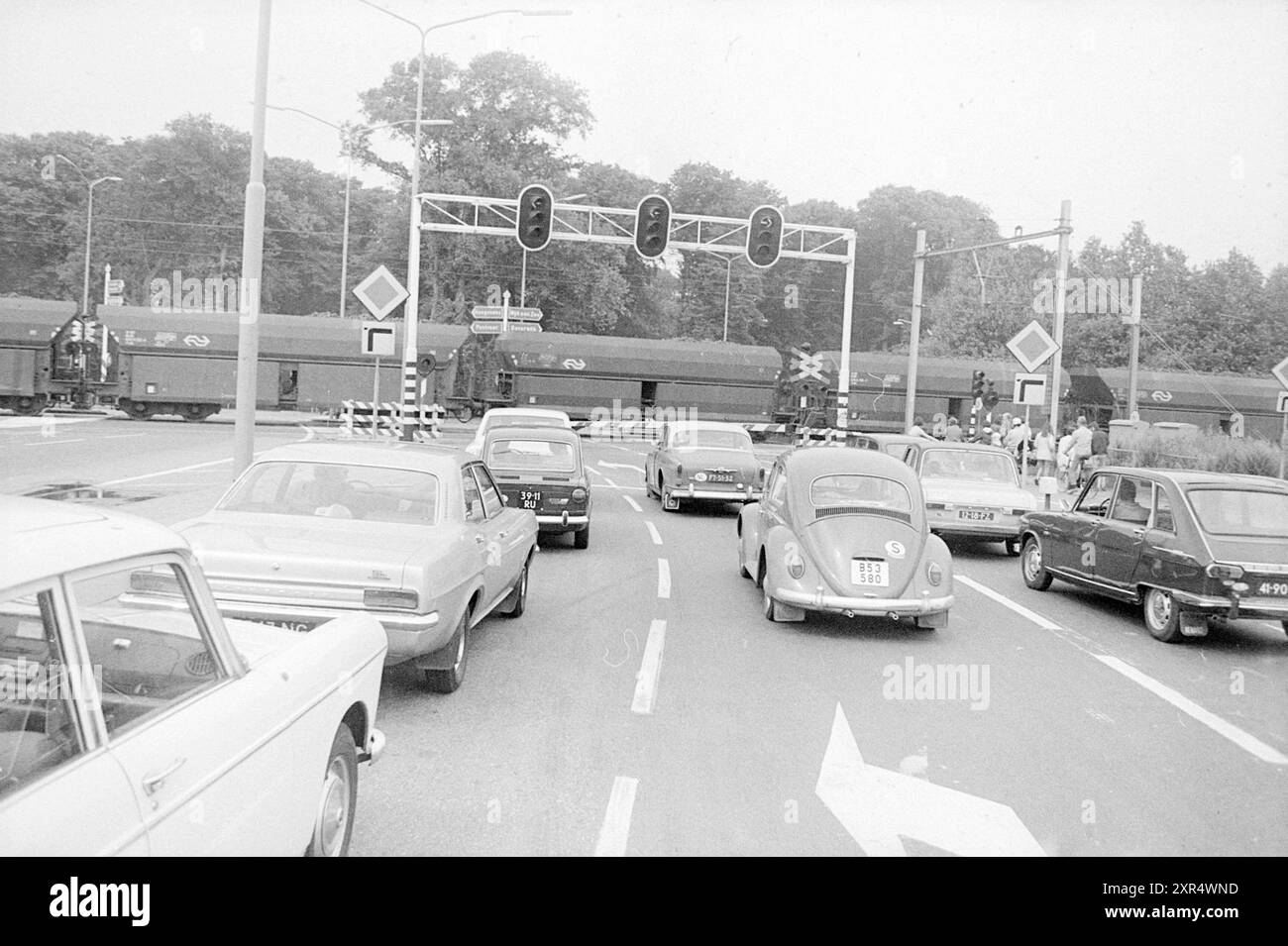 Arbres ferroviaires denses Beverwijk, chemins de fer, 22-07-1971, Whizgle Dutch News : des images historiques sur mesure pour l'avenir. Explorez le passé néerlandais avec des perspectives modernes grâce à des images d'agences néerlandaises. Concilier les événements d'hier avec les perspectives de demain. Embarquez pour un voyage intemporel avec des histoires qui façonnent notre avenir. Banque D'Images