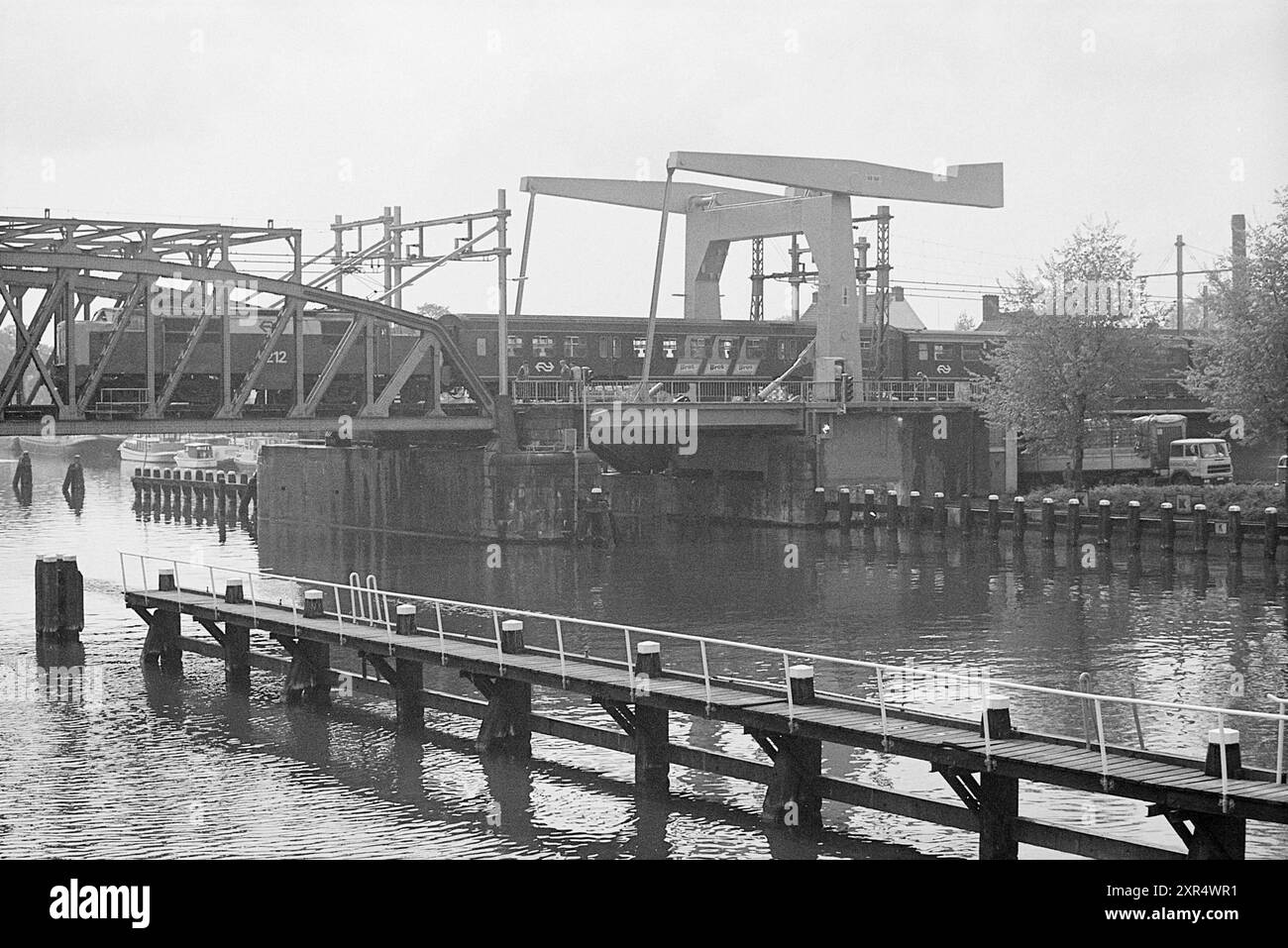 Pont ferroviaire Spaarne, camion sous pont, ponts, construction de pont, 18-05-1972, Whizgle Dutch News : des images historiques sur mesure pour l'avenir. Explorez le passé néerlandais avec des perspectives modernes grâce à des images d'agences néerlandaises. Concilier les événements d'hier avec les perspectives de demain. Embarquez pour un voyage intemporel avec des histoires qui façonnent notre avenir. Banque D'Images