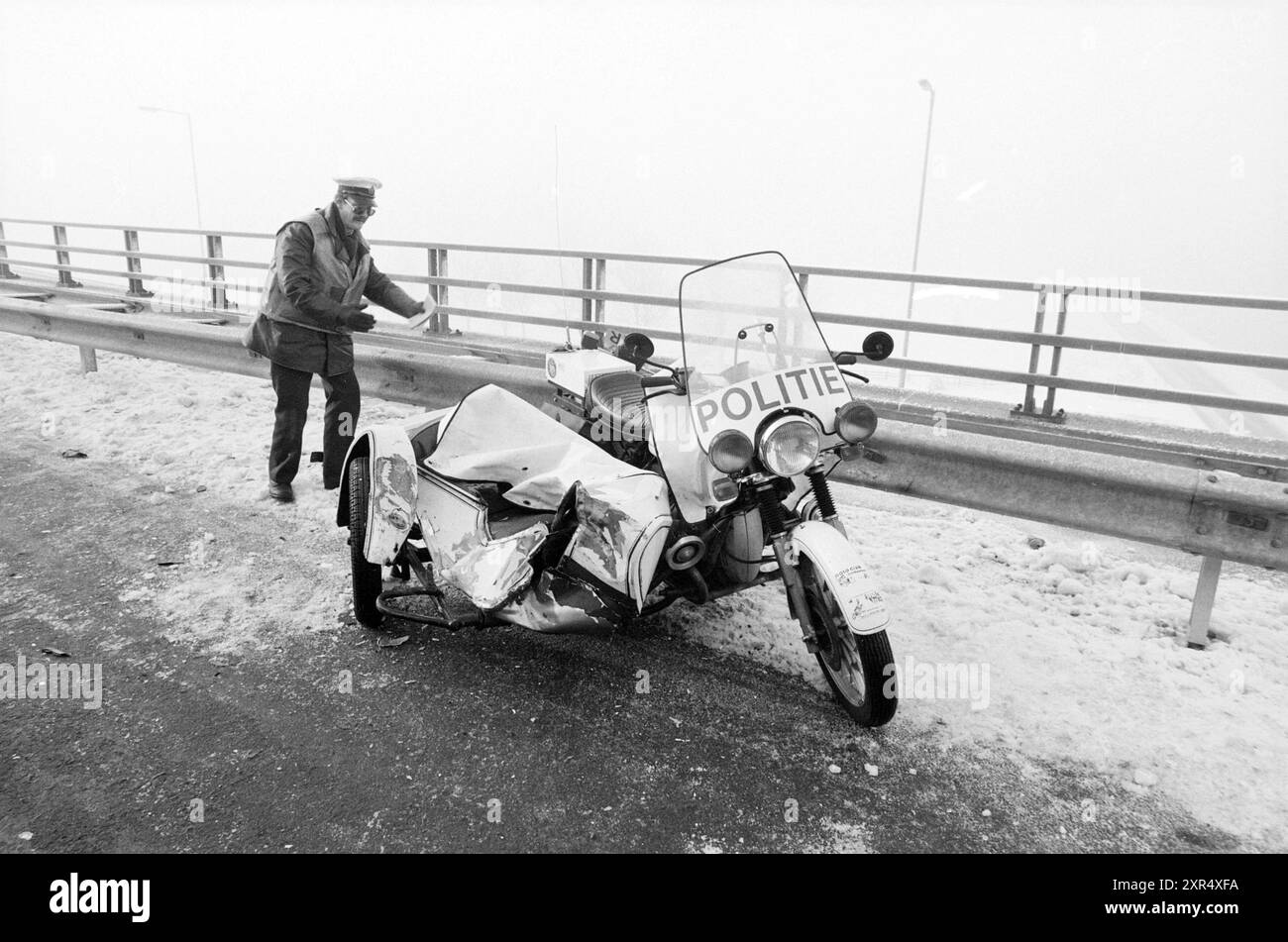 Collision de voiture et de moto de police sur l'autoroute, 06-01-1986, Whizgle Dutch News : images historiques adaptées pour l'avenir. Explorez le passé néerlandais avec des perspectives modernes grâce à des images d'agences néerlandaises. Concilier les événements d'hier avec les perspectives de demain. Embarquez pour un voyage intemporel avec des histoires qui façonnent notre avenir. Banque D'Images