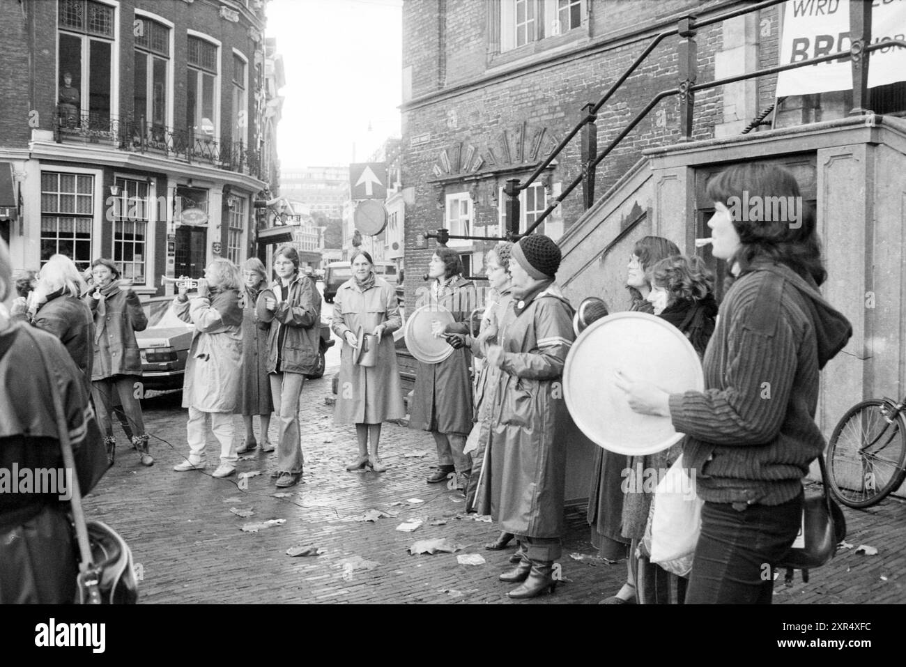 Bruit pour la paix Grote Markt, Hello Goodbye, Peace manifestations, Haarlem, Grote Markt, pays-Bas, 20-11-1983, Whizgle Dutch News : des images historiques sur mesure pour l'avenir. Explorez le passé néerlandais avec des perspectives modernes grâce à des images d'agences néerlandaises. Concilier les événements d'hier avec les perspectives de demain. Embarquez pour un voyage intemporel avec des histoires qui façonnent notre avenir. Banque D'Images