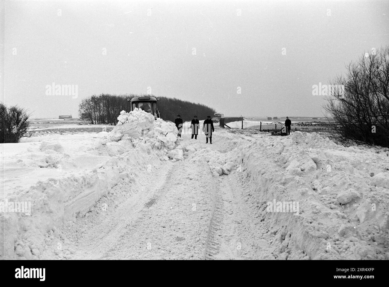 Déneigement de la route/digue, 02-01-1963, Whizgle Dutch News : images historiques sur mesure pour l'avenir. Explorez le passé néerlandais avec des perspectives modernes grâce à des images d'agences néerlandaises. Concilier les événements d'hier avec les perspectives de demain. Embarquez pour un voyage intemporel avec des histoires qui façonnent notre avenir. Banque D'Images