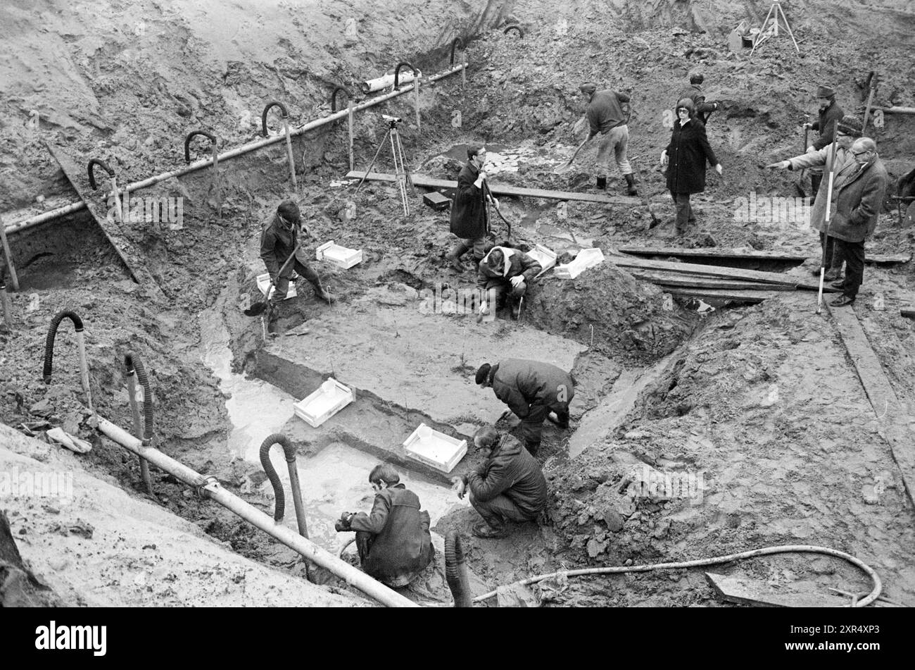Fouilles période romaine IJmuiden, fouilles, Velsen-Zuid, Torenstraat, 19-12-1970, Whizgle Dutch News : des images historiques sur mesure pour l'avenir. Explorez le passé néerlandais avec des perspectives modernes grâce à des images d'agences néerlandaises. Concilier les événements d'hier avec les perspectives de demain. Embarquez pour un voyage intemporel avec des histoires qui façonnent notre avenir. Banque D'Images