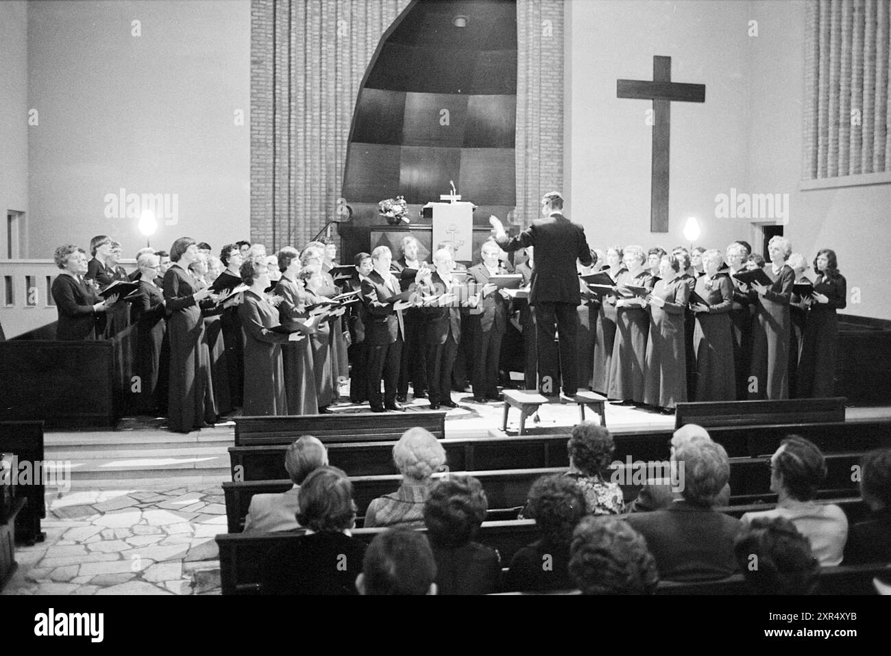 30e anniversaire du chœur de chant dans l'église de Merwedestraat, chœurs de chant et de chant, IJmuiden, Merwedestraat, pays-Bas, 02-02-1978, Whizgle Dutch News : des images historiques sur mesure pour l'avenir. Explorez le passé néerlandais avec des perspectives modernes grâce à des images d'agences néerlandaises. Concilier les événements d'hier avec les perspectives de demain. Embarquez pour un voyage intemporel avec des histoires qui façonnent notre avenir. Banque D'Images