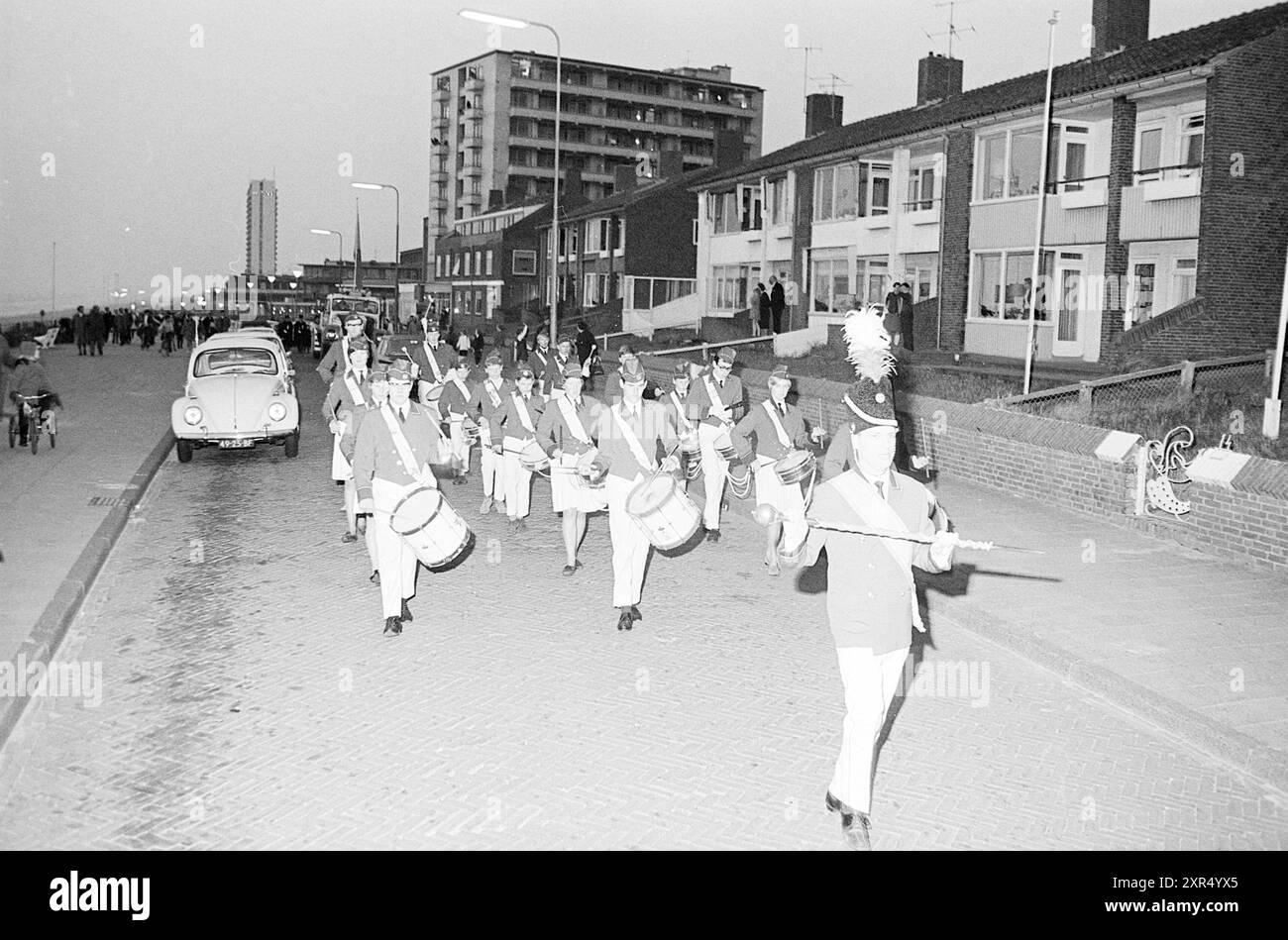 Procession de divers musiciens (fanfare band, orchestres, etc.) sur le boulevard Paulus Loot, Zandvoort, Boulevard Paulus Loot, 00-00-1967, Whizgle Dutch News : images historiques sur mesure pour le futur. Explorez le passé néerlandais avec des perspectives modernes grâce à des images d'agences néerlandaises. Concilier les événements d'hier avec les perspectives de demain. Embarquez pour un voyage intemporel avec des histoires qui façonnent notre avenir. Banque D'Images