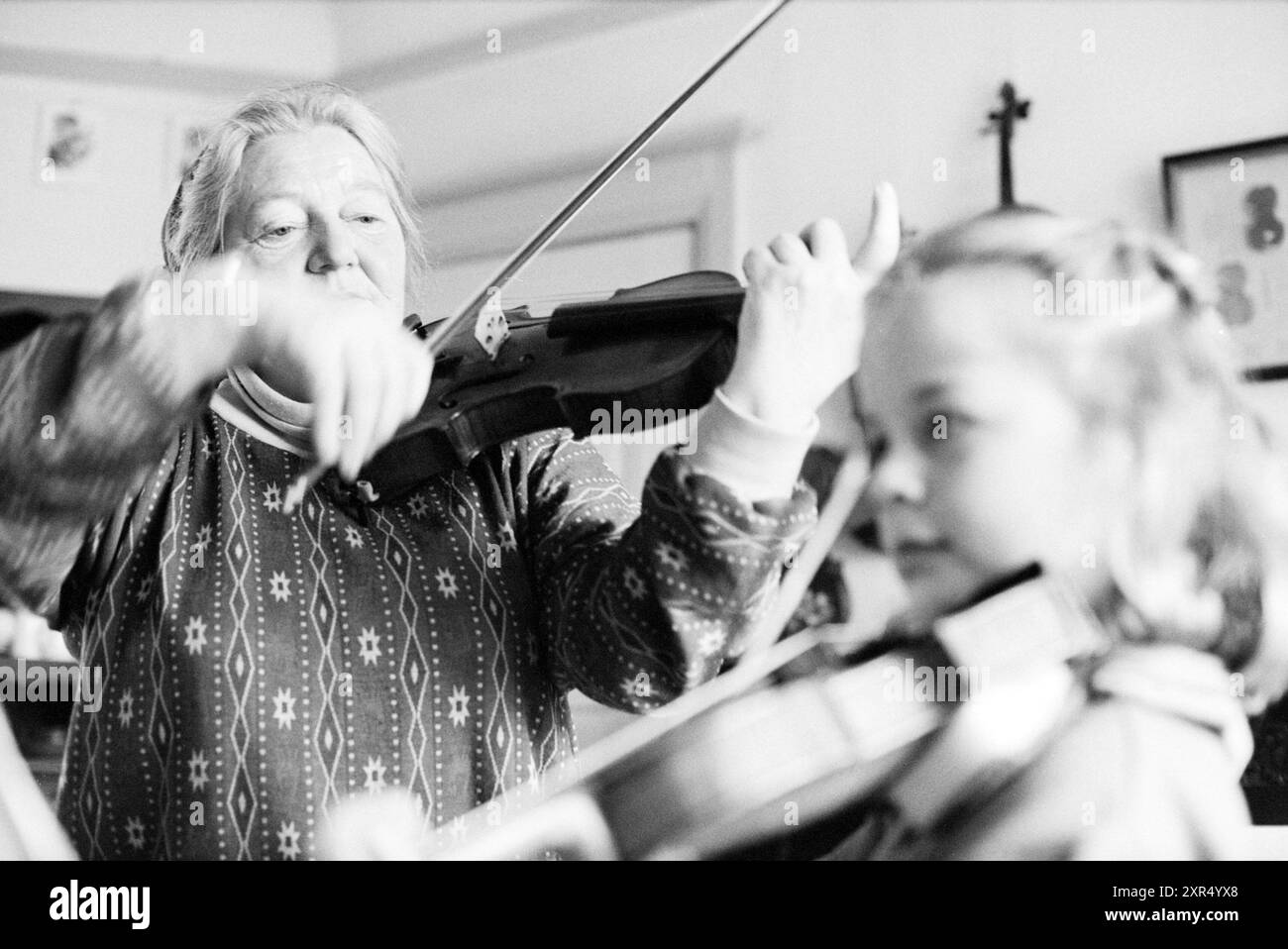 MRS Boon, professeur de violon de la passion, Haarlem, pays-Bas, 11-04-1996, Whizgle Dutch News : des images historiques sur mesure pour l'avenir. Explorez le passé néerlandais avec des perspectives modernes grâce à des images d'agences néerlandaises. Concilier les événements d'hier avec les perspectives de demain. Embarquez pour un voyage intemporel avec des histoires qui façonnent notre avenir. Banque D'Images