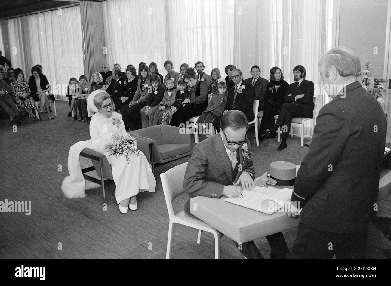 Cérémonie de mariage par le maire., Whizgle Dutch News : images historiques adaptées pour l'avenir. Explorez le passé néerlandais avec des perspectives modernes grâce à des images d'agences néerlandaises. Concilier les événements d'hier avec les perspectives de demain. Embarquez pour un voyage intemporel avec des histoires qui façonnent notre avenir. Banque D'Images
