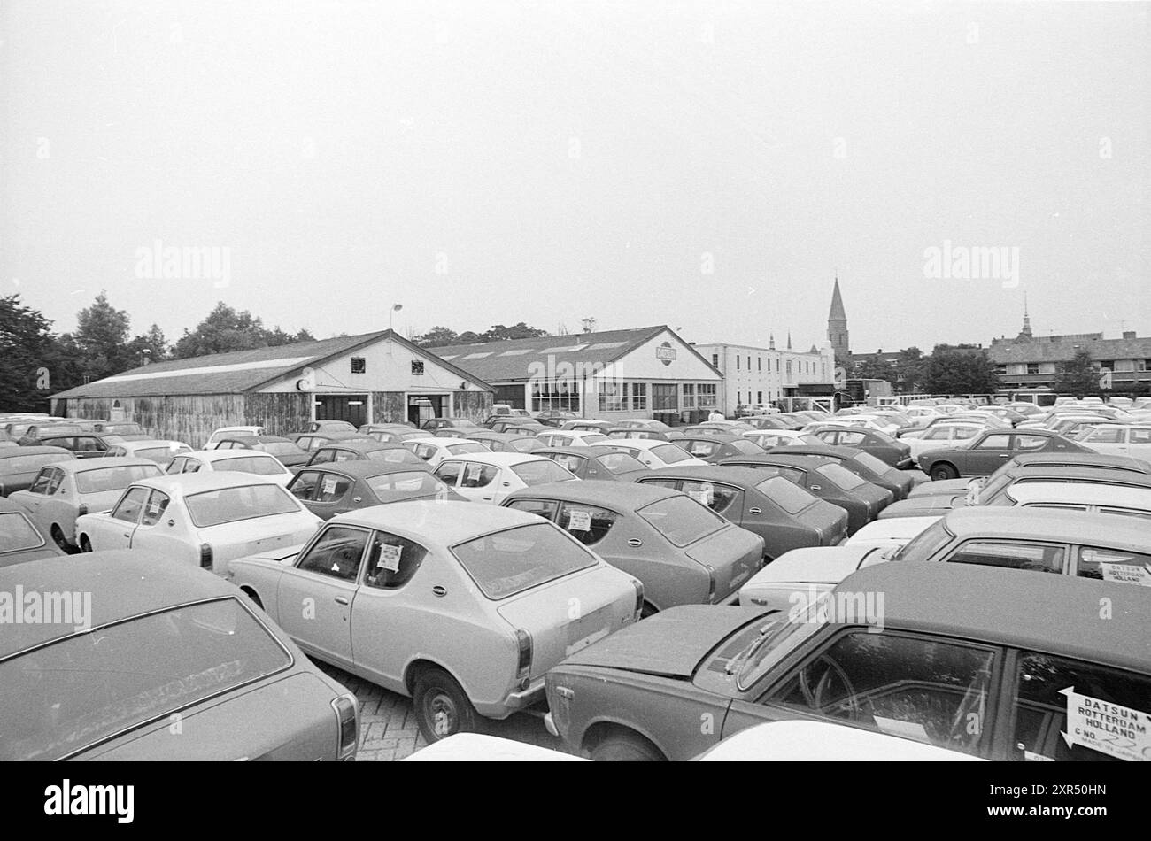 Vient d'importer des voitures de Datsun the Netherlands bv, le premier importateur de cette marque, situé dans un ancien hangar à ampoules, extérieur, Sassenheim, Wilhelminalaan, pays-Bas, 27-07-1971, Whizgle Dutch News : des images historiques sur mesure pour l'avenir. Explorez le passé néerlandais avec des perspectives modernes grâce à des images d'agences néerlandaises. Concilier les événements d'hier avec les perspectives de demain. Embarquez pour un voyage intemporel avec des histoires qui façonnent notre avenir. Banque D'Images