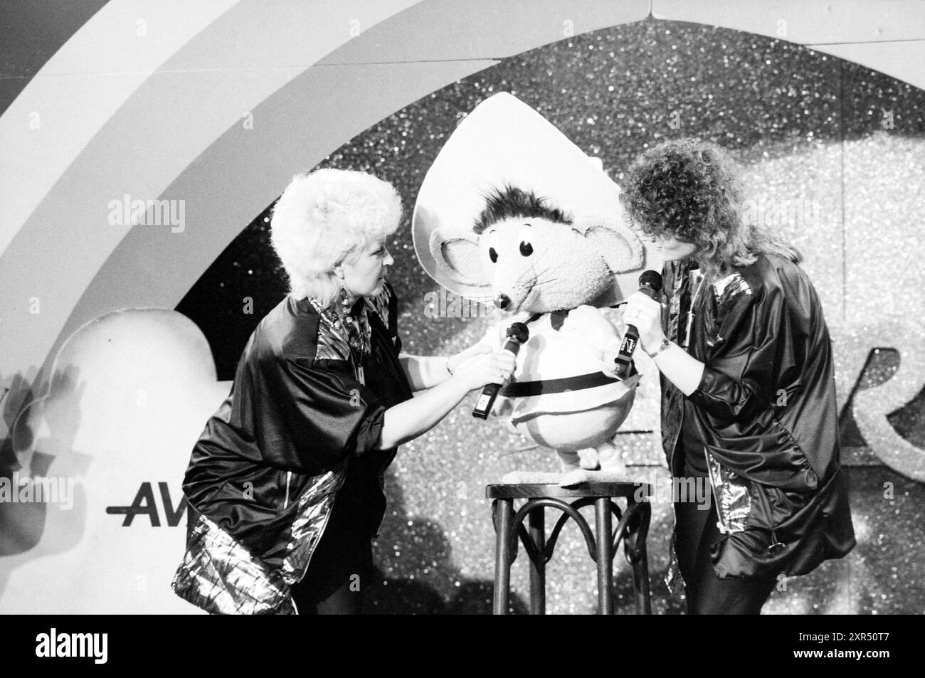 Programme télévisé AVRO avec deux chanteurs, Whizgle Dutch News : images historiques adaptées à l'avenir. Explorez le passé néerlandais avec des perspectives modernes grâce à des images d'agences néerlandaises. Concilier les événements d'hier avec les perspectives de demain. Embarquez pour un voyage intemporel avec des histoires qui façonnent notre avenir. Banque D'Images