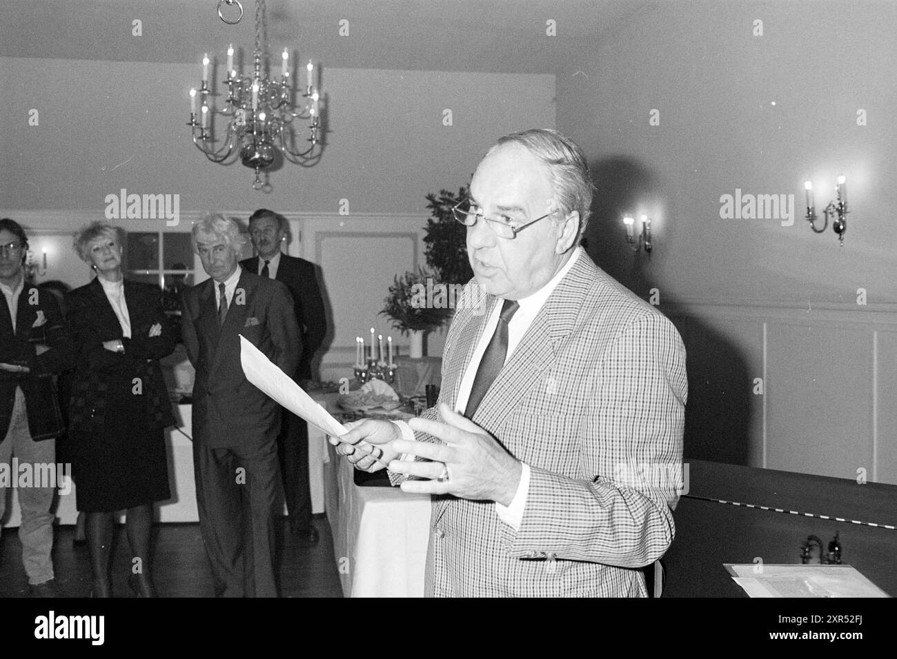 60e anniversaire de Michel van der Plas au restaurant Groenendaal anniversaires, 23-10-1987, Heemstede, Plas, Michel van der, Heemstede, pays-Bas, 23-10-1987, Whizgle Dutch News : des images historiques sur mesure pour l'avenir. Explorez le passé néerlandais avec des perspectives modernes grâce à des images d'agences néerlandaises. Concilier les événements d'hier avec les perspectives de demain. Embarquez pour un voyage intemporel avec des histoires qui façonnent notre avenir. Banque D'Images