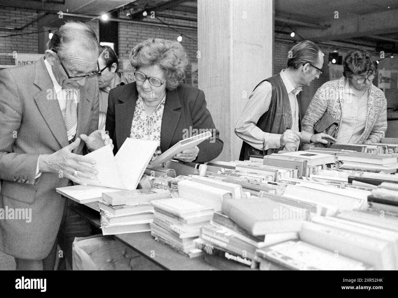 Salon de l'échange de livres, B'wijk, livres et libraires, Beverwijk, pays-Bas, 19-05-1979, Whizgle Dutch News : des images historiques sur mesure pour l'avenir. Explorez le passé néerlandais avec des perspectives modernes grâce à des images d'agences néerlandaises. Concilier les événements d'hier avec les perspectives de demain. Embarquez pour un voyage intemporel avec des histoires qui façonnent notre avenir. Banque D'Images