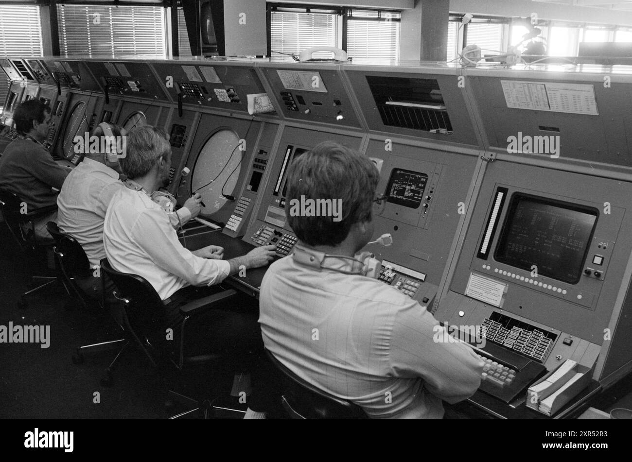 Contrôle de la circulation Schiphol-Centrum, Schiphol, 10-04-1985, Whizgle Dutch News : images historiques sur mesure pour l'avenir. Explorez le passé néerlandais avec des perspectives modernes grâce à des images d'agences néerlandaises. Concilier les événements d'hier avec les perspectives de demain. Embarquez pour un voyage intemporel avec des histoires qui façonnent notre avenir. Banque D'Images