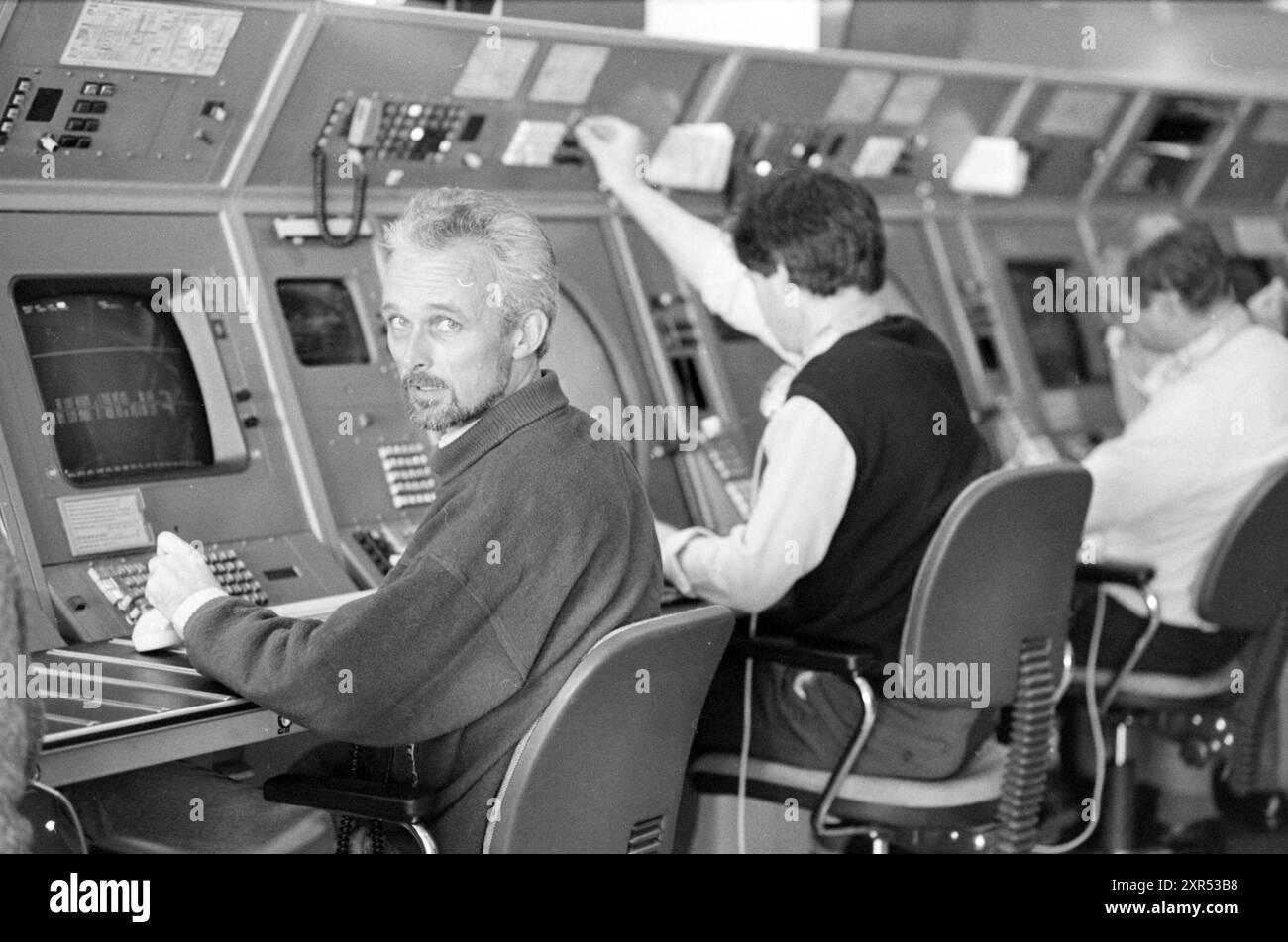 Contrôle du trafic bâtiment Schiphol RLD, Schiphol, 08-03-1988, Whizgle Dutch News : images historiques sur mesure pour l'avenir. Explorez le passé néerlandais avec des perspectives modernes grâce à des images d'agences néerlandaises. Concilier les événements d'hier avec les perspectives de demain. Embarquez pour un voyage intemporel avec des histoires qui façonnent notre avenir. Banque D'Images