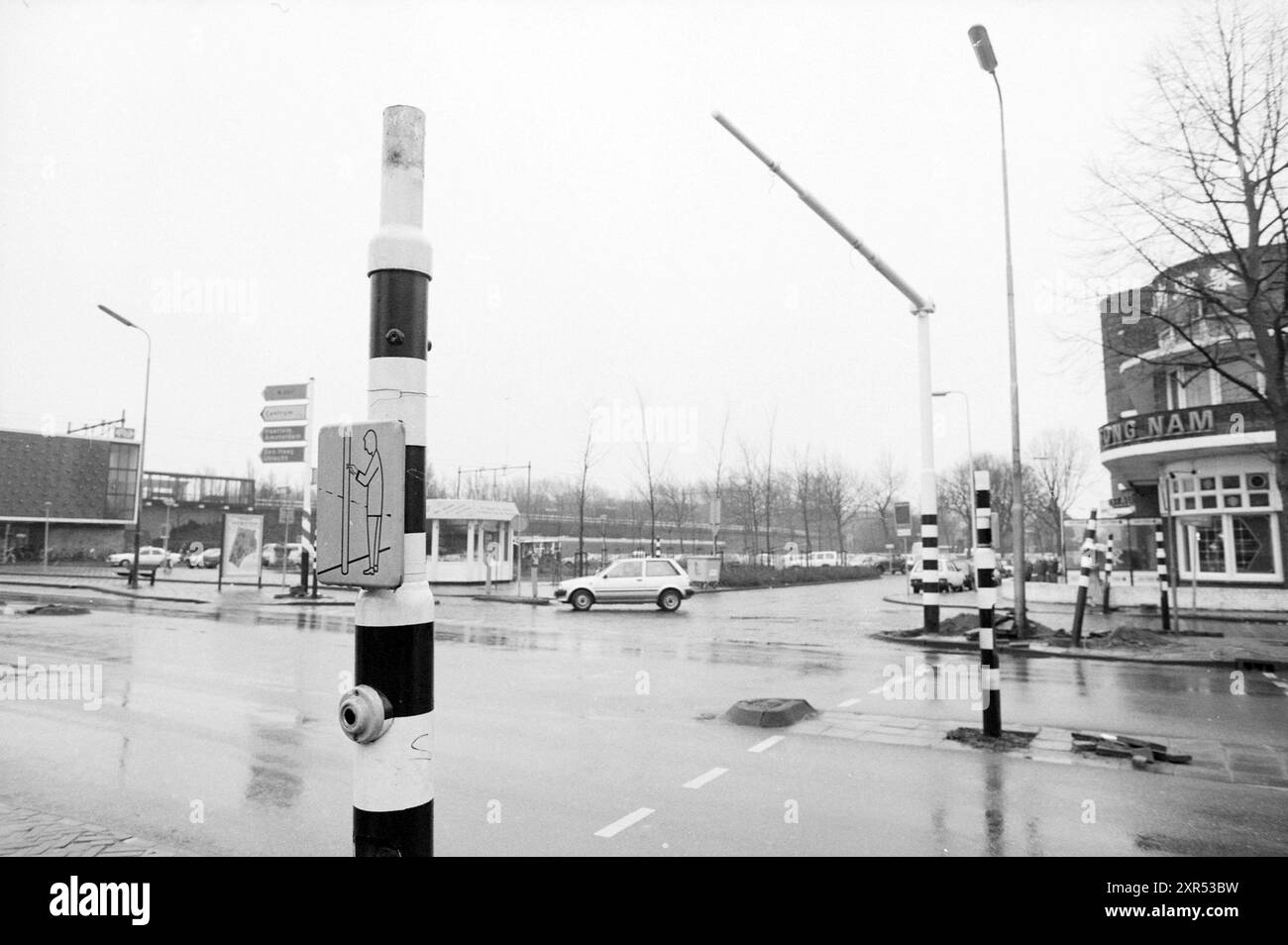 Supprimer les feux tricolores, avenue Z.v., H'stede, Heemstede, Zandvoortselaan, pays-Bas, 03-02-1992, Whizgle Dutch News : des images historiques sur mesure pour l'avenir. Explorez le passé néerlandais avec des perspectives modernes grâce à des images d'agences néerlandaises. Concilier les événements d'hier avec les perspectives de demain. Embarquez pour un voyage intemporel avec des histoires qui façonnent notre avenir. Banque D'Images