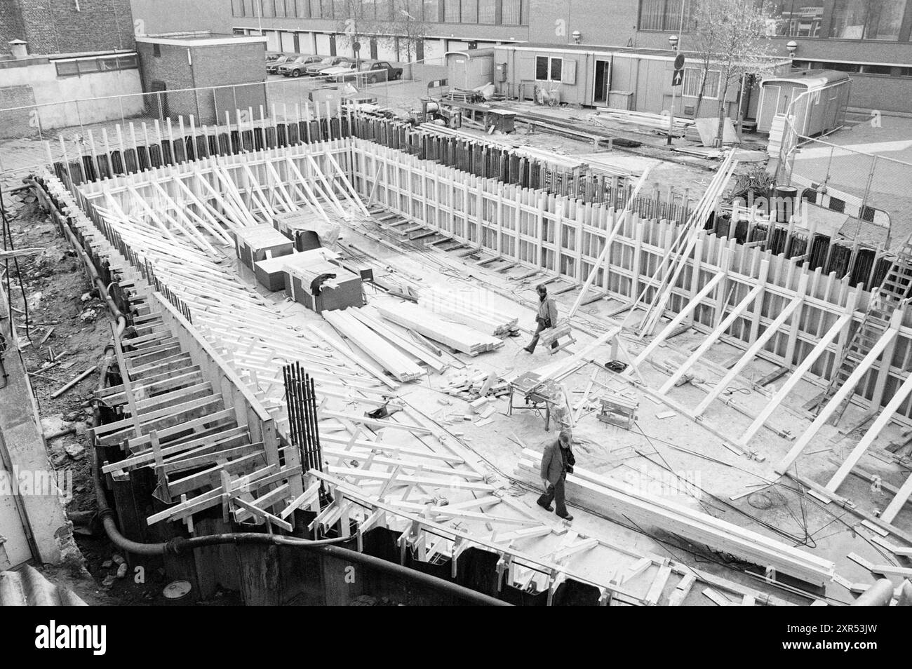Chantier de construction dans le quartier avec des immeubles de grande hauteur, 08-11-1978, Whizgle Dutch News : images historiques sur mesure pour l'avenir. Explorez le passé néerlandais avec des perspectives modernes grâce à des images d'agences néerlandaises. Concilier les événements d'hier avec les perspectives de demain. Embarquez pour un voyage intemporel avec des histoires qui façonnent notre avenir. Banque D'Images Chantier de construction dans le quartier avec des immeubles de grande hauteur, 08-11-1978, Whizgle Dutch News : images historiques sur mesure pour l'avenir. Explorez le passé néerlandais avec des perspectives modernes grâce à des images d'agences néerlandaises. Concilier les événements d'hier avec les perspectives de demain. Embarquez pour un voyage intemporel avec des histoires qui façonnent notre avenir. Banque D'Images