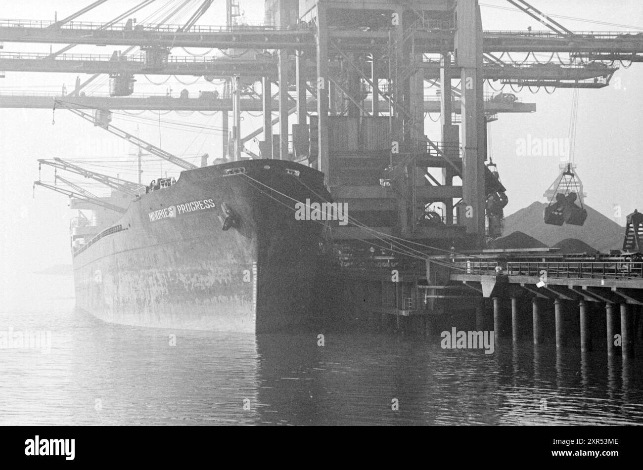Hauts fourneaux - photos d'archives, hauts fourneaux, 18-01-1982, Whizgle Dutch News : images historiques sur mesure pour l'avenir. Explorez le passé néerlandais avec des perspectives modernes grâce à des images d'agences néerlandaises. Concilier les événements d'hier avec les perspectives de demain. Embarquez pour un voyage intemporel avec des histoires qui façonnent notre avenir. Banque D'Images