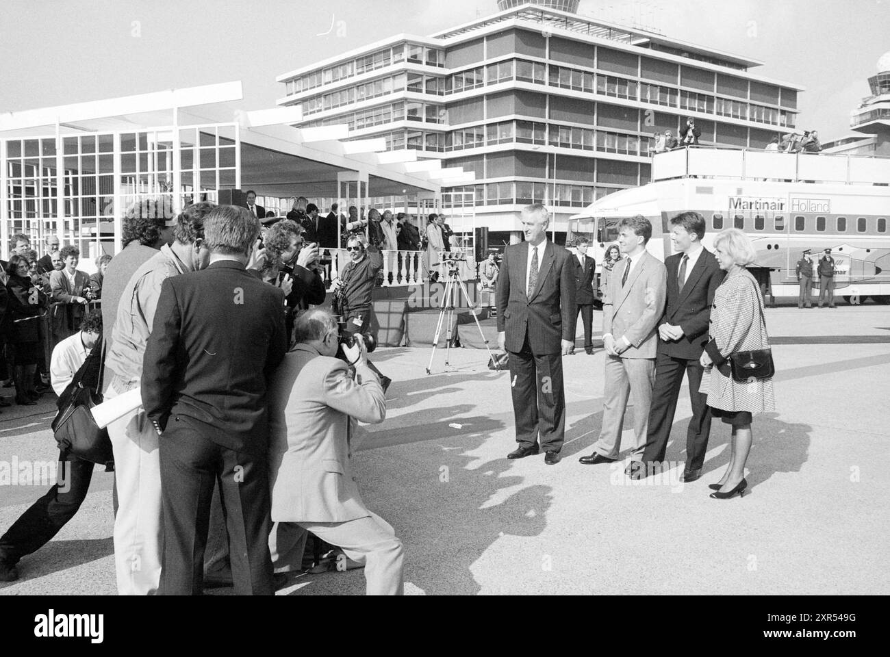 Baptême de deux avions Martinair : le Prince Constantijn et le Prince Johan Friso, par les deux princes, avec le réalisateur Martin Schröder, Schiphol, 20-03-1990, Whizgle Dutch News : des images historiques sur mesure pour l'avenir. Explorez le passé néerlandais avec des perspectives modernes grâce à des images d'agences néerlandaises. Concilier les événements d'hier avec les perspectives de demain. Embarquez pour un voyage intemporel avec des histoires qui façonnent notre avenir. Banque D'Images