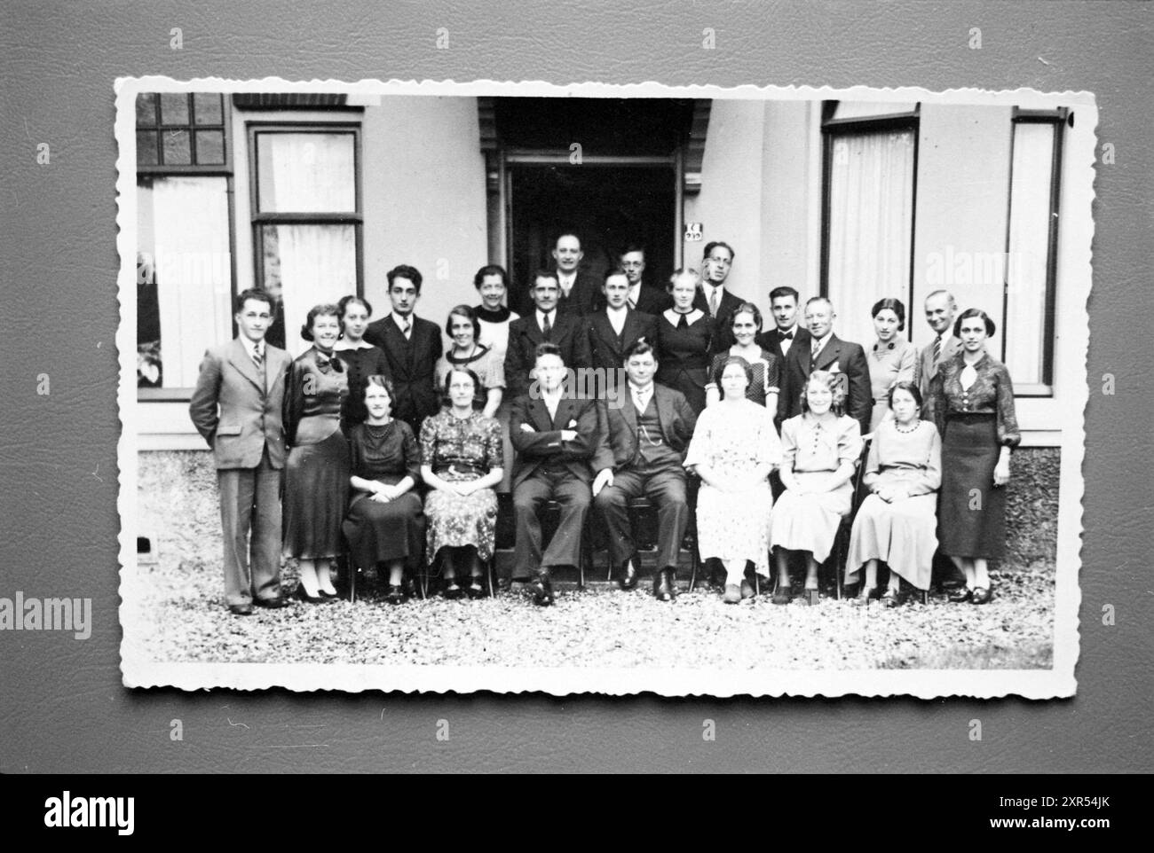 Photo de groupe d'une grande famille avec des beaux-parents vers 1920, Whizgle Dutch News : images historiques sur mesure pour l'avenir. Explorez le passé néerlandais avec des perspectives modernes grâce à des images d'agences néerlandaises. Concilier les événements d'hier avec les perspectives de demain. Embarquez pour un voyage intemporel avec des histoires qui façonnent notre avenir. Banque D'Images