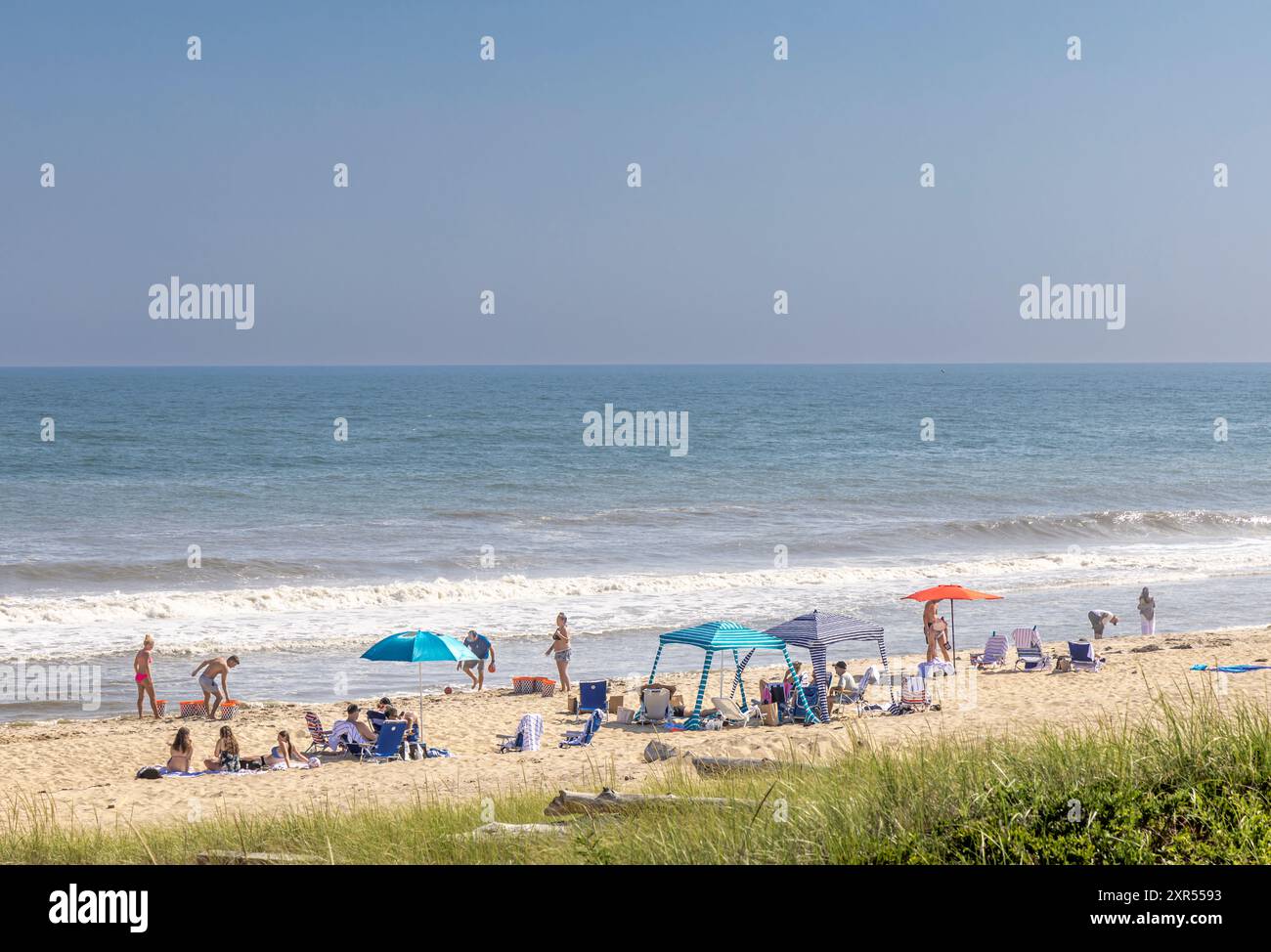 Une journée ensoleillée avec des gens enloying une plage de montauk Banque D'Images