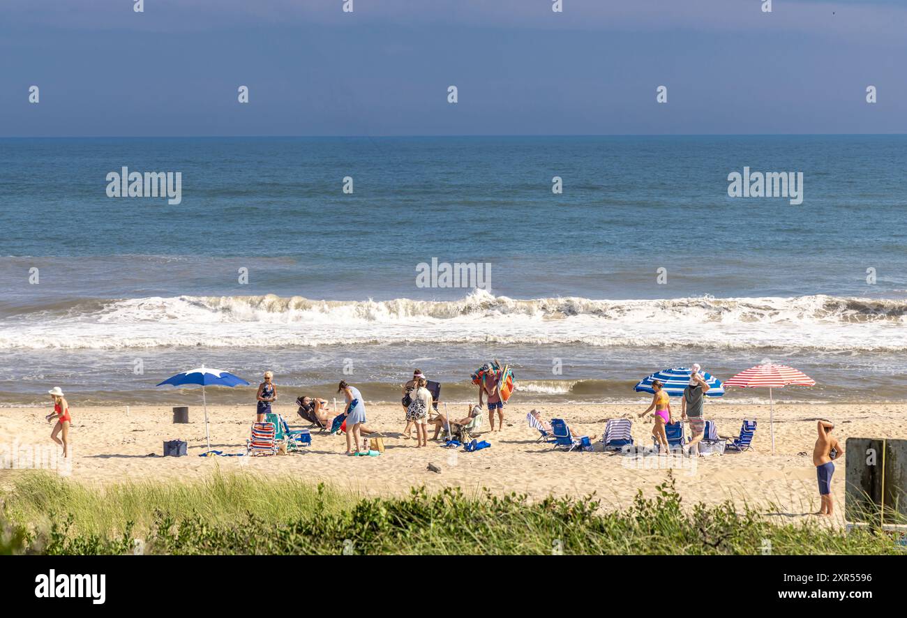 Une journée ensoleillée avec des gens enloying une plage de montauk Banque D'Images