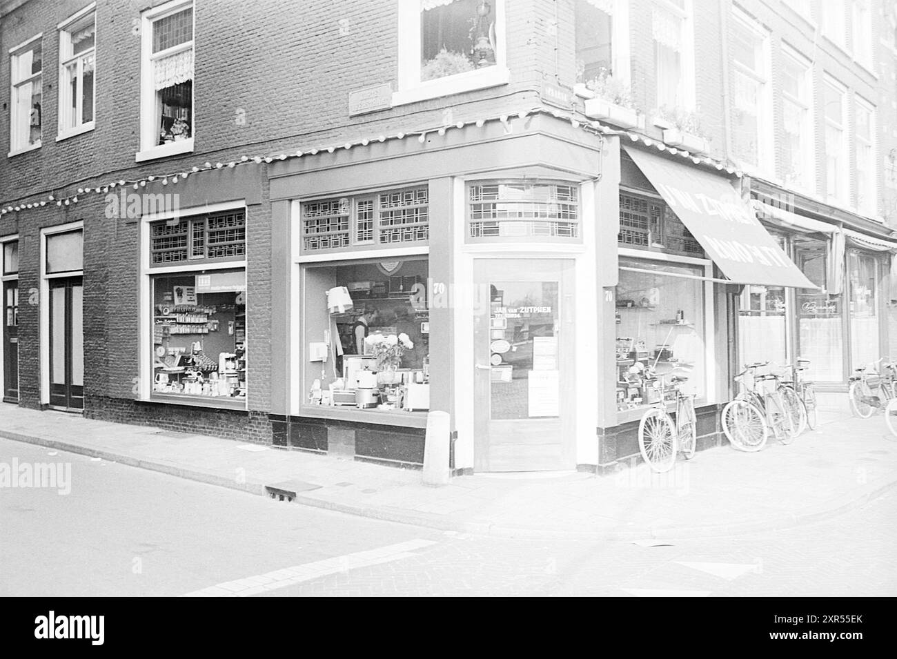 Centre ville de Haarlem, Jan van Zutphen, Haarlem, Korte Veerstraat, Nederland, Whizgle Dutch News : des images historiques sur mesure pour l'avenir. Explorez le passé néerlandais avec des perspectives modernes grâce à des images d'agences néerlandaises. Concilier les événements d'hier avec les perspectives de demain. Embarquez pour un voyage intemporel avec des histoires qui façonnent notre avenir. Banque D'Images
