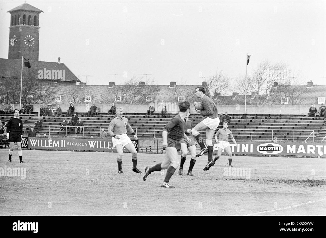Haarlem - Volendam 0-2, Football, 10-03-1963, Whizgle Dutch News : des images historiques sur mesure pour l'avenir. Explorez le passé néerlandais avec des perspectives modernes grâce à des images d'agences néerlandaises. Concilier les événements d'hier avec les perspectives de demain. Embarquez pour un voyage intemporel avec des histoires qui façonnent notre avenir. Banque D'Images