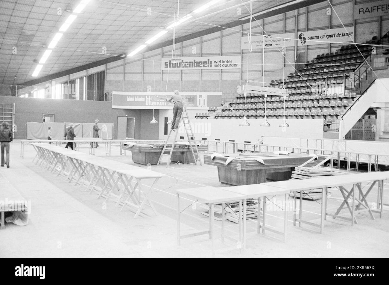 Tables de billard montées en surface avec éclairage dans la salle de sport, 00-00-1975, Whizgle Dutch News : des images historiques sur mesure pour l'avenir. Explorez le passé néerlandais avec des perspectives modernes grâce à des images d'agences néerlandaises. Concilier les événements d'hier avec les perspectives de demain. Embarquez pour un voyage intemporel avec des histoires qui façonnent notre avenir. Banque D'Images