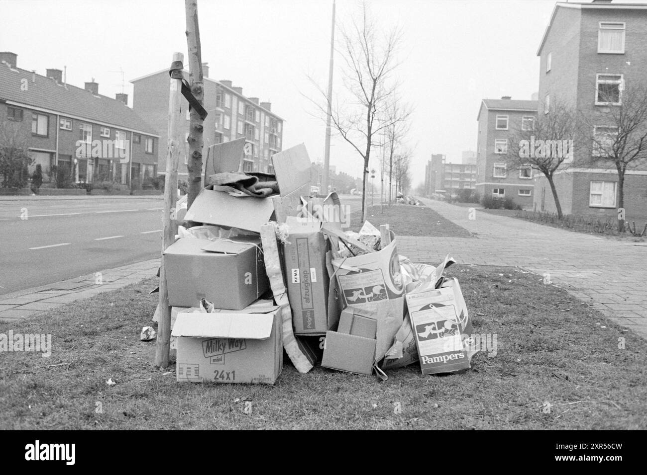 Déchets encombrants dans la rue Jan Ligthartstraat Heemskerk, ordures, Heemskerk, Jan Ligthartstraat, 22-02-1984, Whizgle Dutch News : des images historiques sur mesure pour l'avenir. Explorez le passé néerlandais avec des perspectives modernes grâce à des images d'agences néerlandaises. Concilier les événements d'hier avec les perspectives de demain. Embarquez pour un voyage intemporel avec des histoires qui façonnent notre avenir. Banque D'Images