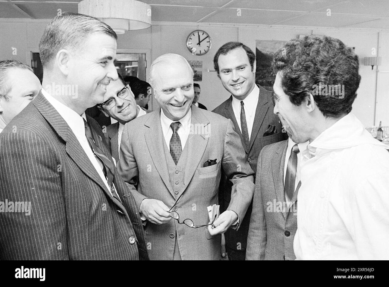 Réception d'un (célèbre?) Person, 00-05-1969, Whizgle Dutch News : des images historiques sur mesure pour l'avenir. Explorez le passé néerlandais avec des perspectives modernes grâce à des images d'agences néerlandaises. Concilier les événements d'hier avec les perspectives de demain. Embarquez pour un voyage intemporel avec des histoires qui façonnent notre avenir. Banque D'Images