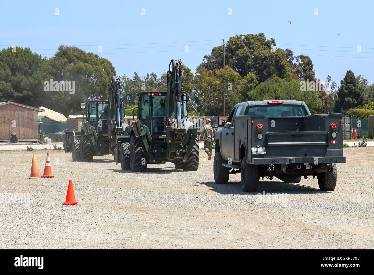 Les marins affectés au bataillon naval de construction mobile (NMCB) 4, retournent l'équipement de soutien du génie civil dans un terrain de stockage le 6 août 2024, sur la base navale du comté de Ventura, Port Hueneme, Cali. La BNMC 4 met en œuvre un solide plan de formation en compétences en construction pour se préparer à une mission dynamique établie dans l’ensemble de l’Indo-Pacifique à l’appui des objectifs stratégiques du commandant combattant. (Photo de l'US Navy par le spécialiste des communications de masse Dakota Rayburn, 1re classe) Banque D'Images