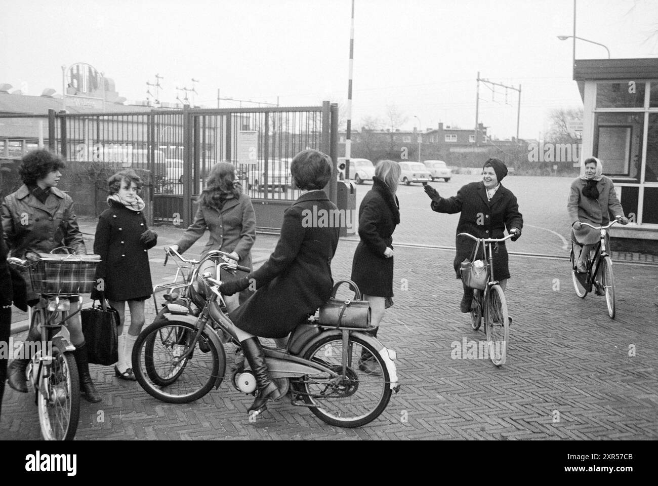 Going Out HIN, extérieur, 05-02-1969, Whizgle Dutch News : des images historiques sur mesure pour l'avenir. Explorez le passé néerlandais avec des perspectives modernes grâce à des images d'agences néerlandaises. Concilier les événements d'hier avec les perspectives de demain. Embarquez pour un voyage intemporel avec des histoires qui façonnent notre avenir. Banque D'Images