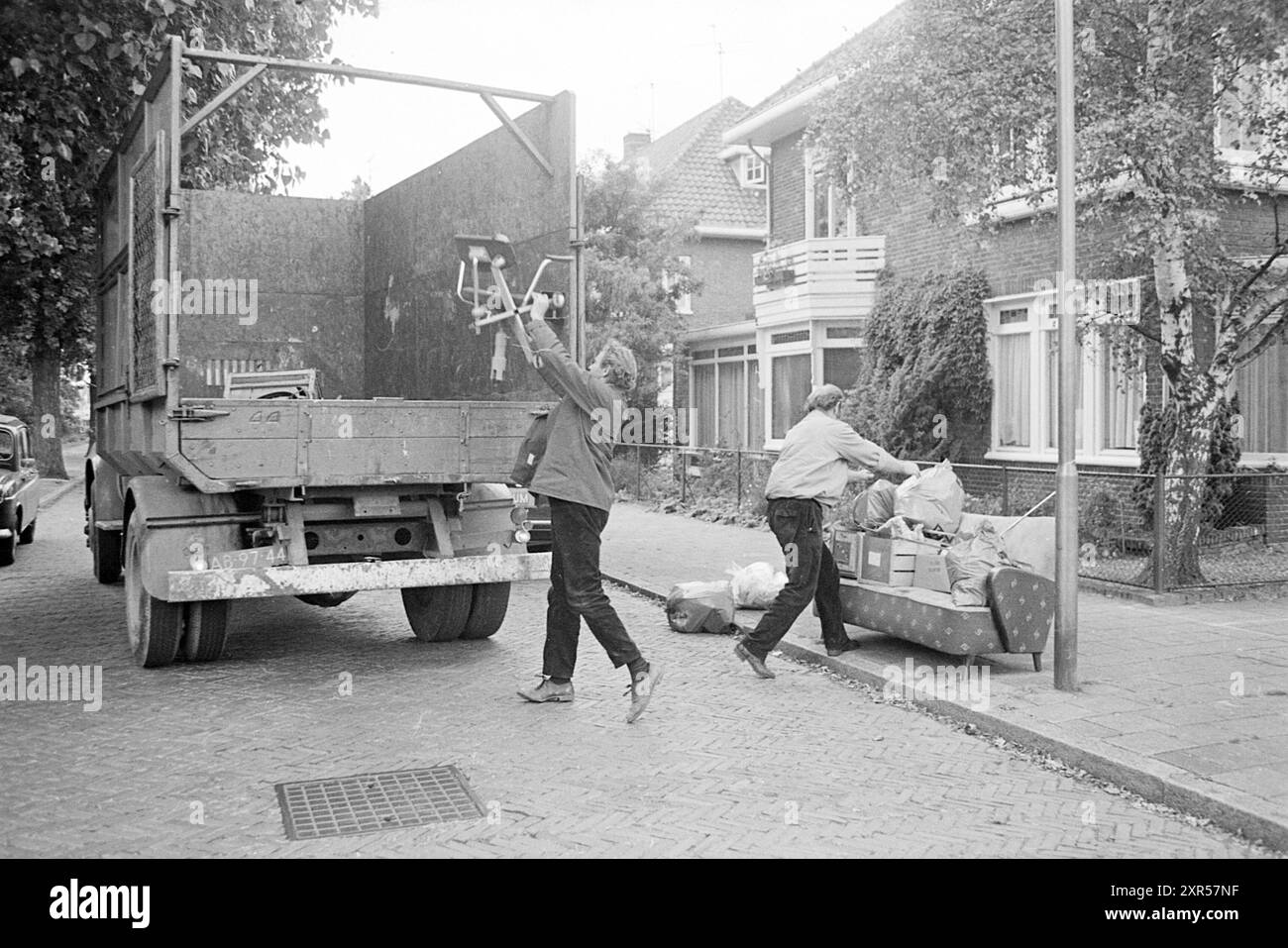 Déchets encombrants pour les maisons, ordures, 30-07-1973, Whizgle Dutch News : des images historiques sur mesure pour l'avenir. Explorez le passé néerlandais avec des perspectives modernes grâce à des images d'agences néerlandaises. Concilier les événements d'hier avec les perspectives de demain. Embarquez pour un voyage intemporel avec des histoires qui façonnent notre avenir. Banque D'Images