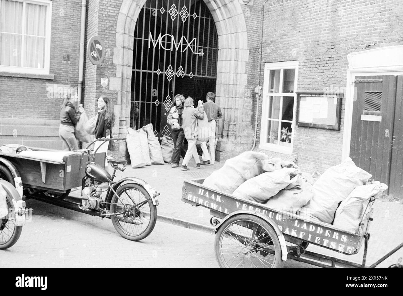 Campagne de verre de la mairie, vitraux, soufflage de verre, verre en général, Hôtel de ville de Haarlem, 01-10-1980, Whizgle Dutch News : des images historiques sur mesure pour l'avenir. Explorez le passé néerlandais avec des perspectives modernes grâce à des images d'agences néerlandaises. Concilier les événements d'hier avec les perspectives de demain. Embarquez pour un voyage intemporel avec des histoires qui façonnent notre avenir. Banque D'Images