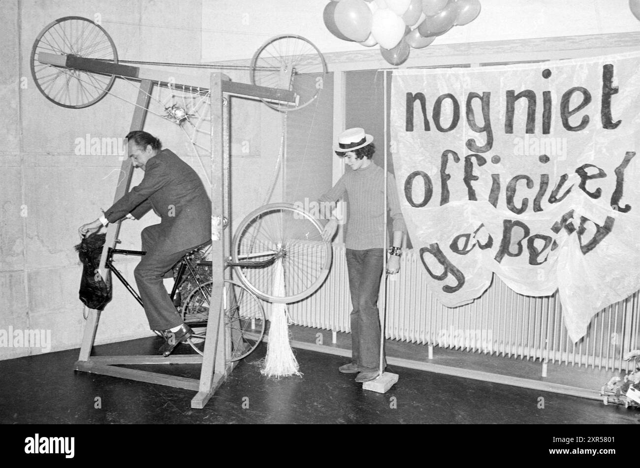 École pour apprendre les numéros de cirque, Whizgle Dutch News : images historiques adaptées pour l'avenir. Explorez le passé néerlandais avec des perspectives modernes grâce à des images d'agences néerlandaises. Concilier les événements d'hier avec les perspectives de demain. Embarquez pour un voyage intemporel avec des histoires qui façonnent notre avenir. Banque D'Images