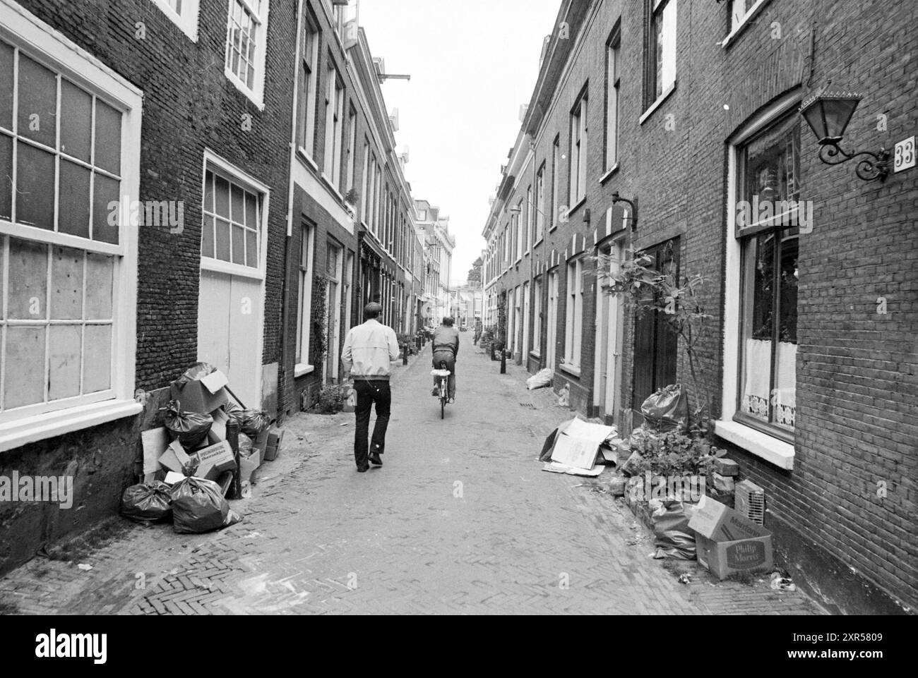 Vue à travers les rues du centre avec les déchets et les déchets ménagers., Haarlem, pays-Bas, 07-07-1981, Whizgle Dutch News : images historiques sur mesure pour l'avenir. Explorez le passé néerlandais avec des perspectives modernes grâce à des images d'agences néerlandaises. Concilier les événements d'hier avec les perspectives de demain. Embarquez pour un voyage intemporel avec des histoires qui façonnent notre avenir. Banque D'Images