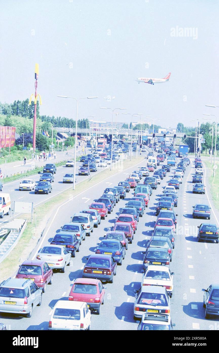Embouteillage sur la route A4 à Haarlemmermeer, 02-07-2001, Whizgle Dutch News : des images historiques sur mesure pour l'avenir. Explorez le passé néerlandais avec des perspectives modernes grâce à des images d'agences néerlandaises. Concilier les événements d'hier avec les perspectives de demain. Embarquez pour un voyage intemporel avec des histoires qui façonnent notre avenir. Banque D'Images