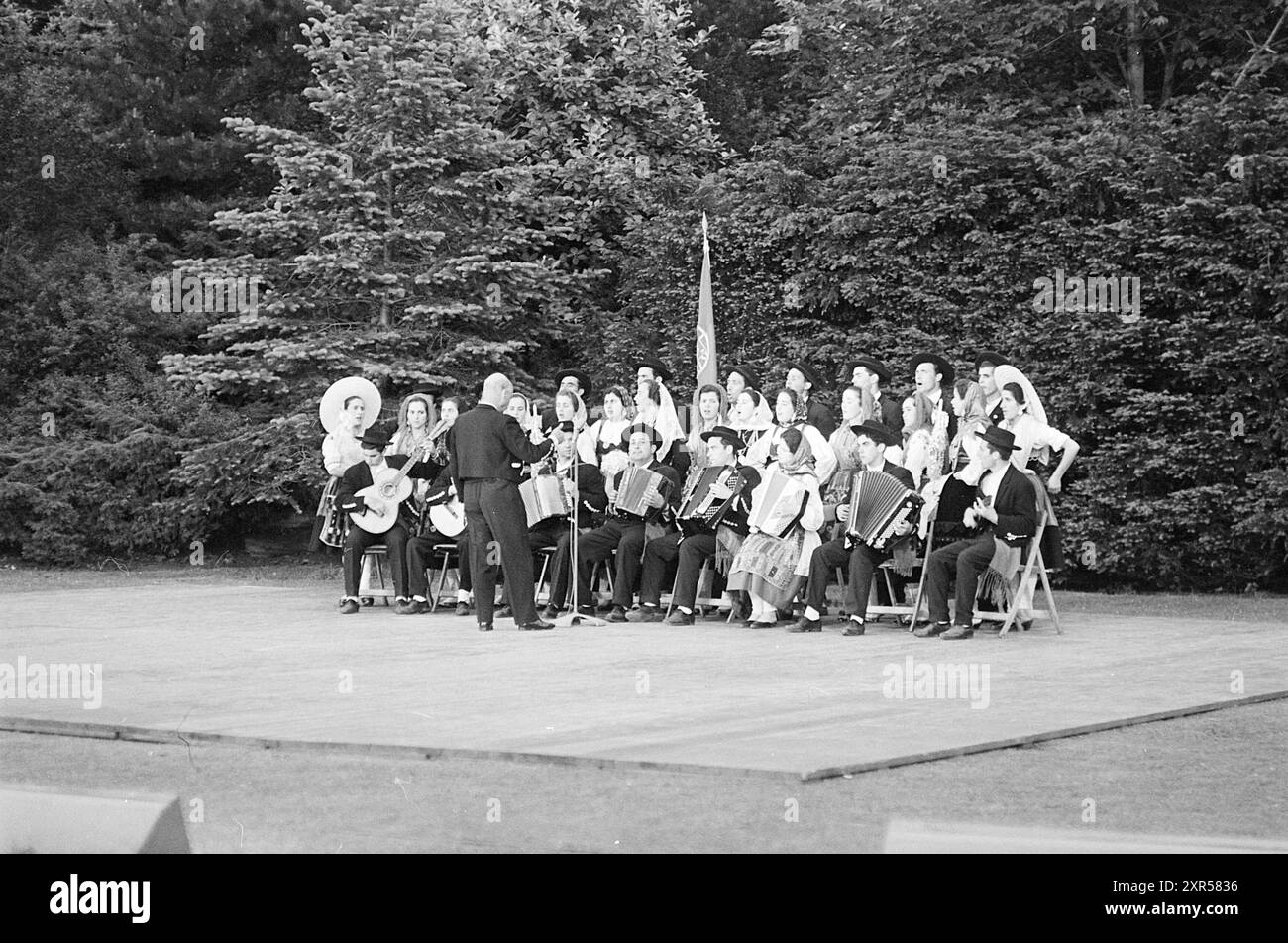 Danses du Portugal, Théâtre en plein air, Bloemendaal, folklore, 11-06-1963, Whizgle Dutch News : des images historiques sur mesure pour l'avenir. Explorez le passé néerlandais avec des perspectives modernes grâce à des images d'agences néerlandaises. Concilier les événements d'hier avec les perspectives de demain. Embarquez pour un voyage intemporel avec des histoires qui façonnent notre avenir. Banque D'Images