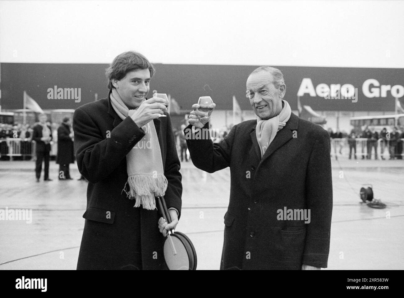 Ouverture par le ministre Ed Nijpels de la plate-forme de fret de Schiphol-Zuid, Schiphol, 13-12-1988, Whizgle Dutch News : images historiques adaptées pour l'avenir. Explorez le passé néerlandais avec des perspectives modernes grâce à des images d'agences néerlandaises. Concilier les événements d'hier avec les perspectives de demain. Embarquez pour un voyage intemporel avec des histoires qui façonnent notre avenir. Banque D'Images