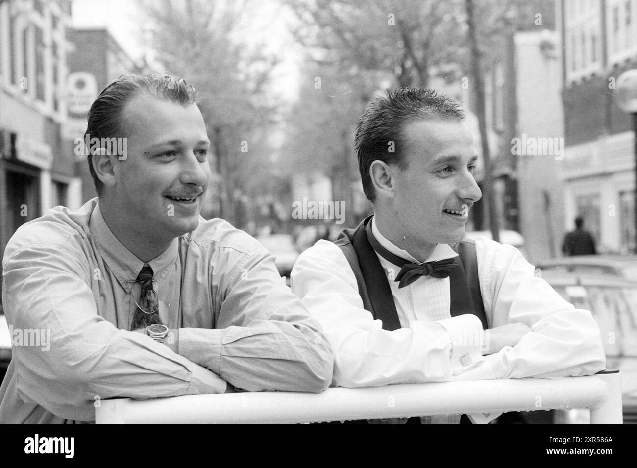 Deux messieurs qui se ressemblent, H'gom, Hillegom, 26-05-1991, Whizgle Dutch News : images historiques sur mesure pour l'avenir. Explorez le passé néerlandais avec des perspectives modernes grâce à des images d'agences néerlandaises. Concilier les événements d'hier avec les perspectives de demain. Embarquez pour un voyage intemporel avec des histoires qui façonnent notre avenir. Banque D'Images