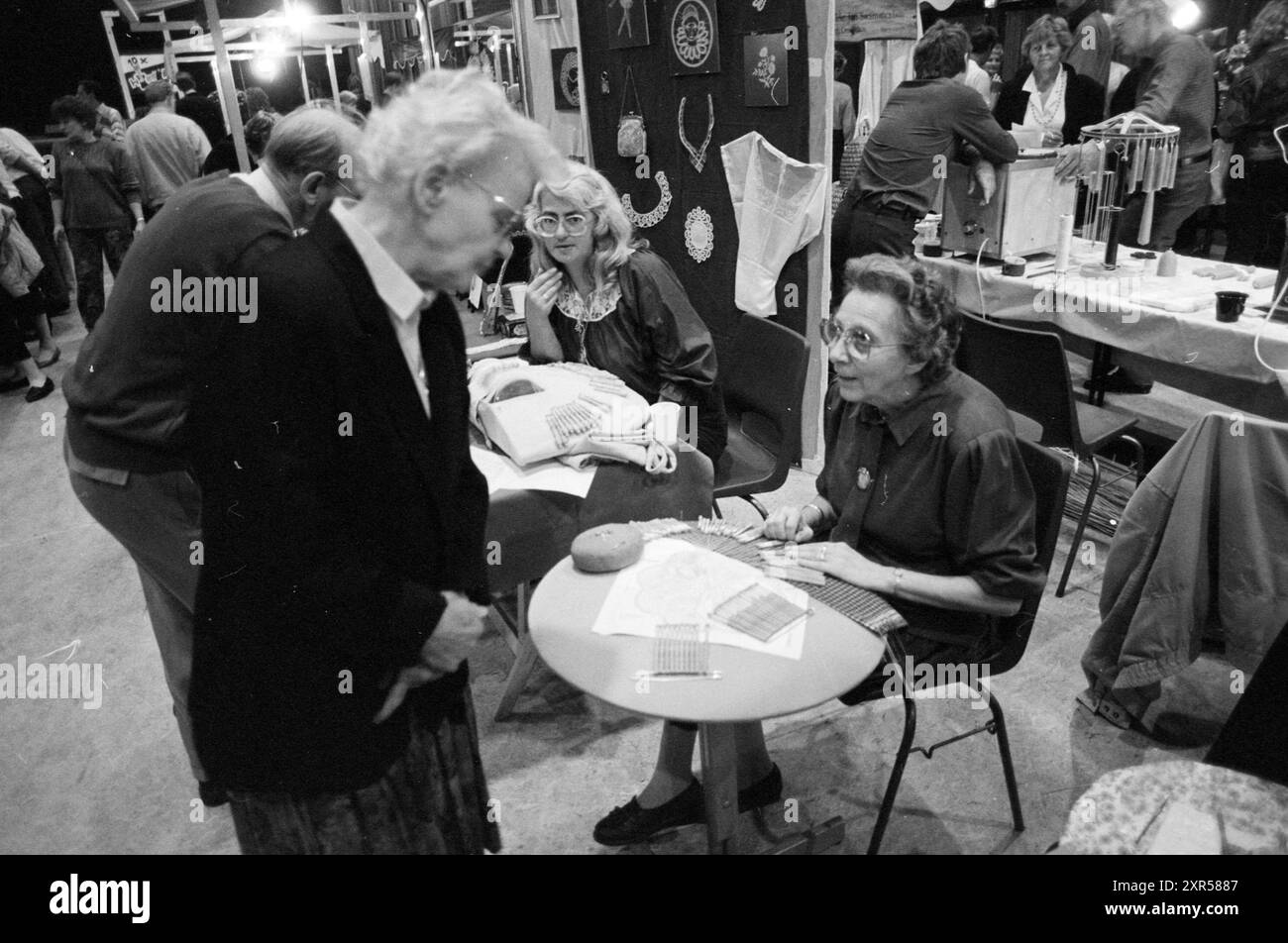 Dentelle de bobine à la foire Hobby, 00-00-1989, Whizgle Dutch News : des images historiques sur mesure pour l'avenir. Explorez le passé néerlandais avec des perspectives modernes grâce à des images d'agences néerlandaises. Concilier les événements d'hier avec les perspectives de demain. Embarquez pour un voyage intemporel avec des histoires qui façonnent notre avenir. Banque D'Images