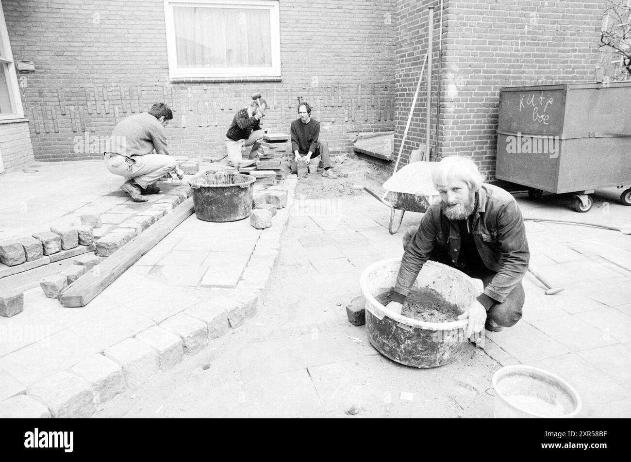 Les parents construisent une école Rudolf Steiner School Schalkwijk, Ecoles, Haarlem, pays-Bas, 24-03-1990, Whizgle Dutch News : des images historiques sur mesure pour l'avenir. Explorez le passé néerlandais avec des perspectives modernes grâce à des images d'agences néerlandaises. Concilier les événements d'hier avec les perspectives de demain. Embarquez pour un voyage intemporel avec des histoires qui façonnent notre avenir. Banque D'Images