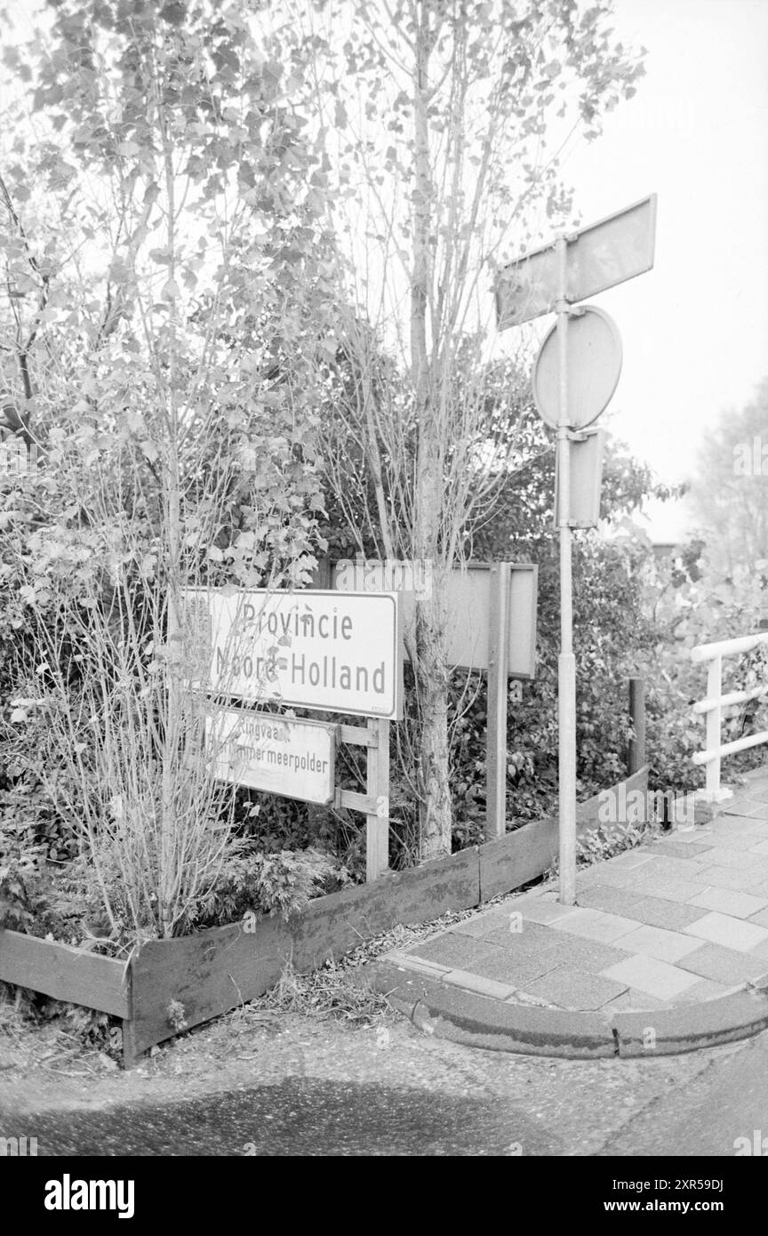 Panneaux indiquant la province de Hollande du Nord et de Hollande du Sud près de Hillegom, caché dans le vert, Hillegom, 19-10-1984, Whizgle Dutch News : images historiques sur mesure pour l'avenir. Explorez le passé néerlandais avec des perspectives modernes grâce à des images d'agences néerlandaises. Concilier les événements d'hier avec les perspectives de demain. Embarquez pour un voyage intemporel avec des histoires qui façonnent notre avenir. Banque D'Images