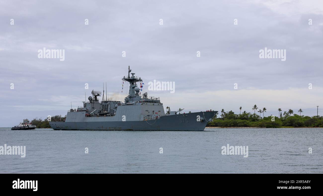 Le destroyer de la marine de la République de Corée ROKS Chungmugong Yi Sun-sin (DDH 975) retourne à la base interarmées Pearl Harbor-Hickam pour la conclusion de l'exercice Rim of the Pacific (RIMPAC) 2024. Vingt-neuf pays, 40 navires de surface, trois sous-marins, 14 forces terrestres nationales, plus de 150 avions et 25 000 membres du personnel participent au RIMPAC dans et autour des îles Hawaï, du 27 juin au 1er août. Le RIMPAC, le plus grand exercice maritime international au monde, offre une occasion de formation unique tout en favorisant et en soutenant les relations de coopération entre les participants essentielles pour assurer la sécurité en mer Banque D'Images