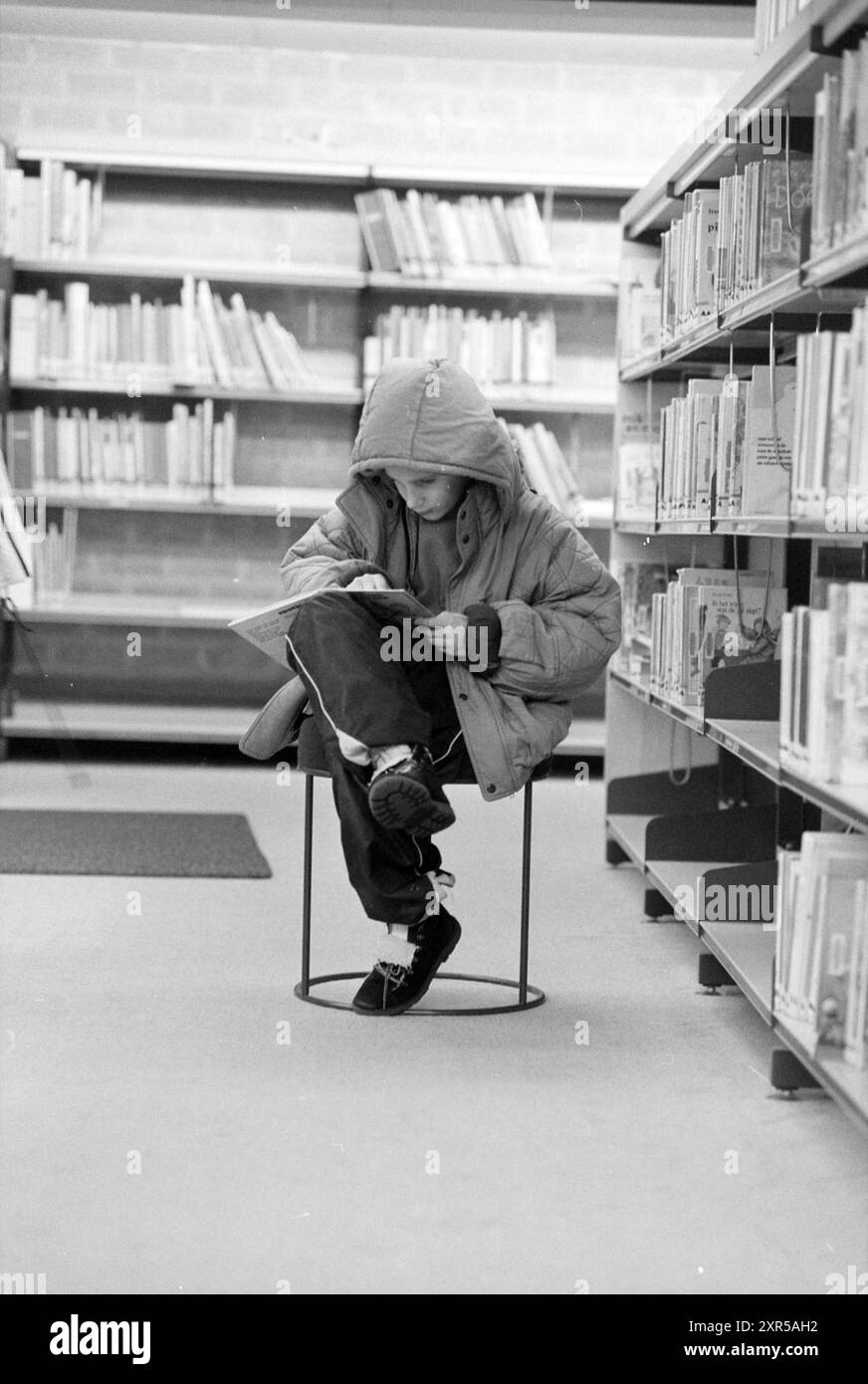 Enfants lisant dans la bibliothèque de Haarlem, Haarlem, pays-Bas, 05-11-1991, Whizgle Dutch News : images historiques adaptées pour l'avenir. Explorez le passé néerlandais avec des perspectives modernes grâce à des images d'agences néerlandaises. Concilier les événements d'hier avec les perspectives de demain. Embarquez pour un voyage intemporel avec des histoires qui façonnent notre avenir. Banque D'Images